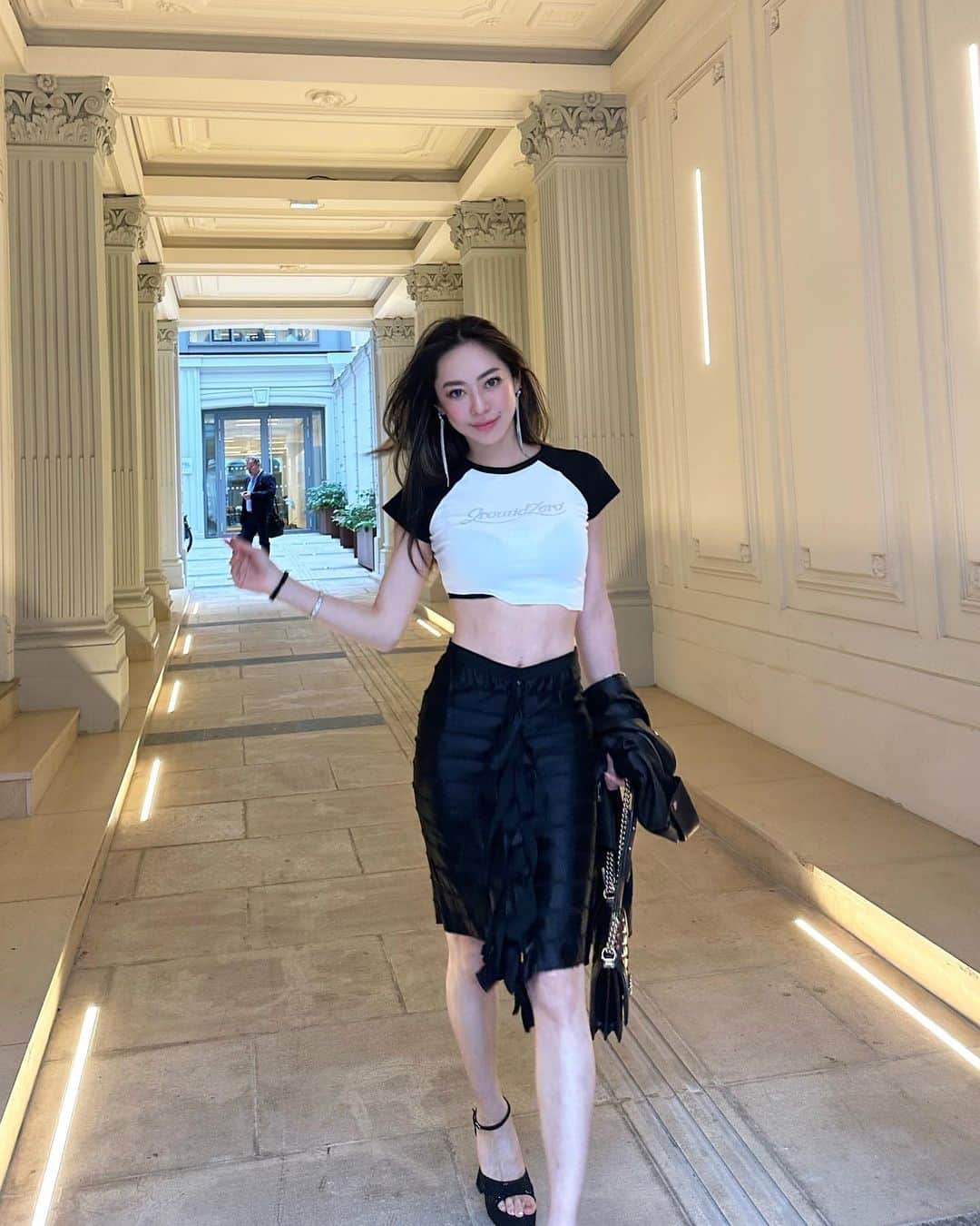 松岡李那のインスタグラム：「#ootd 🖤🤍 T-shirt @ground_zero_clothing  Skirt @ysl  Heels @fashionnova  Jacket @jitroisparis  Bag @chanelofficial  #毎日投稿challenge @linahxoxo 💕」