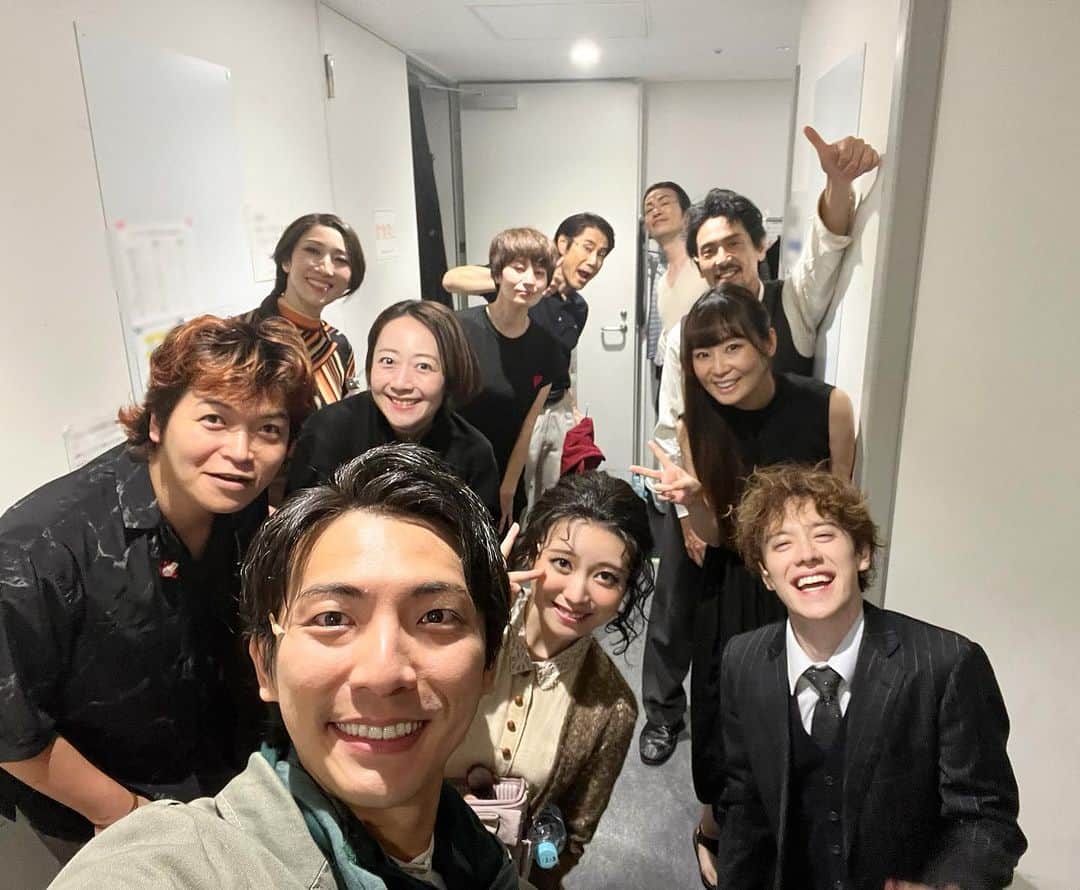 のインスタグラム：「ミュージカル 『アンドレ・デジール 最後の作品』 本日もご観劇ありがとうございました🖼 　 今日は、瑛士さんエミール×竜治さんジャンの東京千秋楽でした。 温かいカーテンコールに、胸がいっぱいになりました🥲 　 さて、明日はいよいよ東京千秋楽。 寂しいけれど、明日も精一杯頑張ります🔥 　 #ミュージカル #アンドレデジール最後の作品  #明日は東京千秋楽」