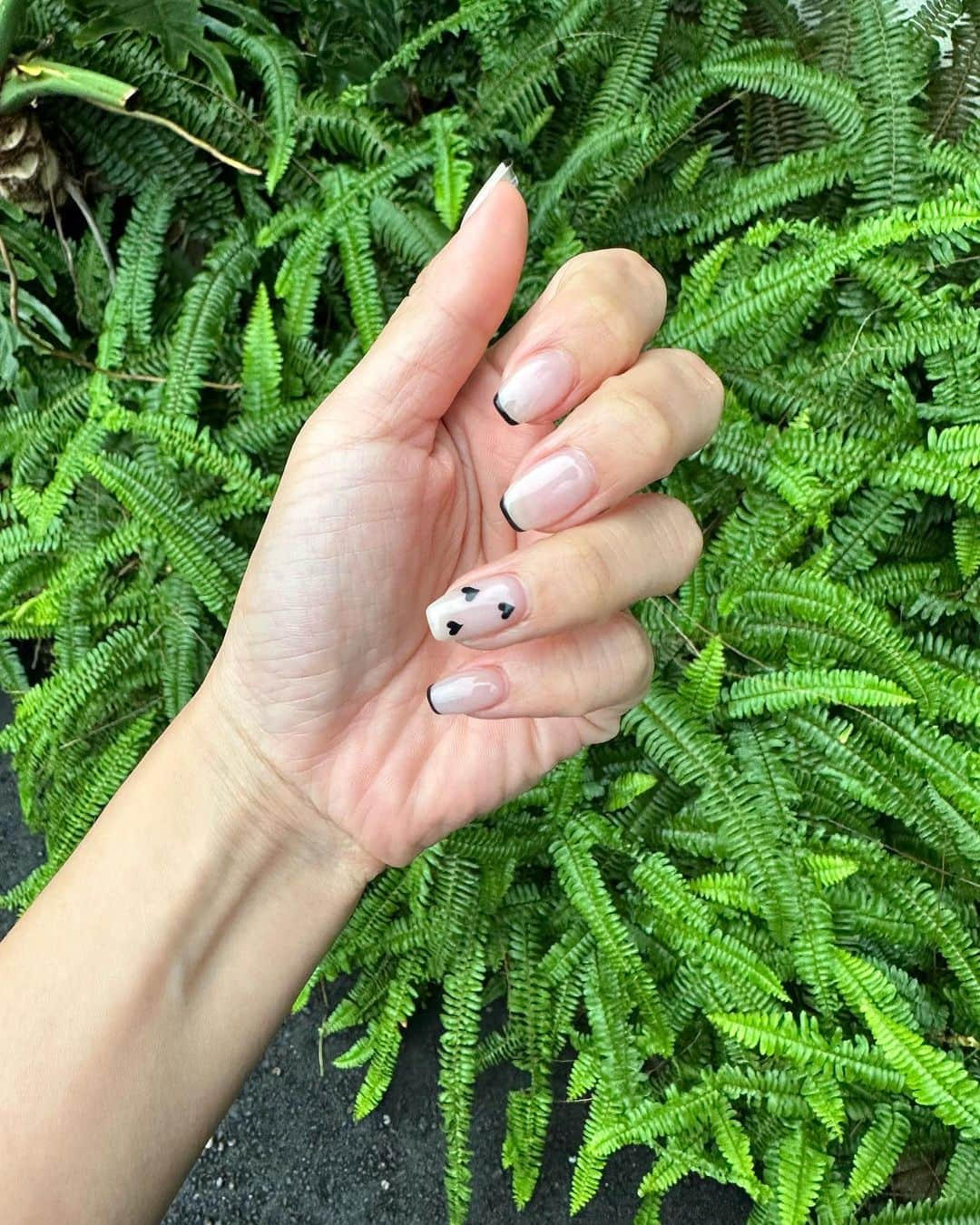 中谷萌さんのインスタグラム写真 - (中谷萌Instagram)「月一の楽しみのネイル💅  シンプルの中に すこーし遊びを❤︎❤︎❤︎」9月22日 22時29分 - n_moepi_fbs