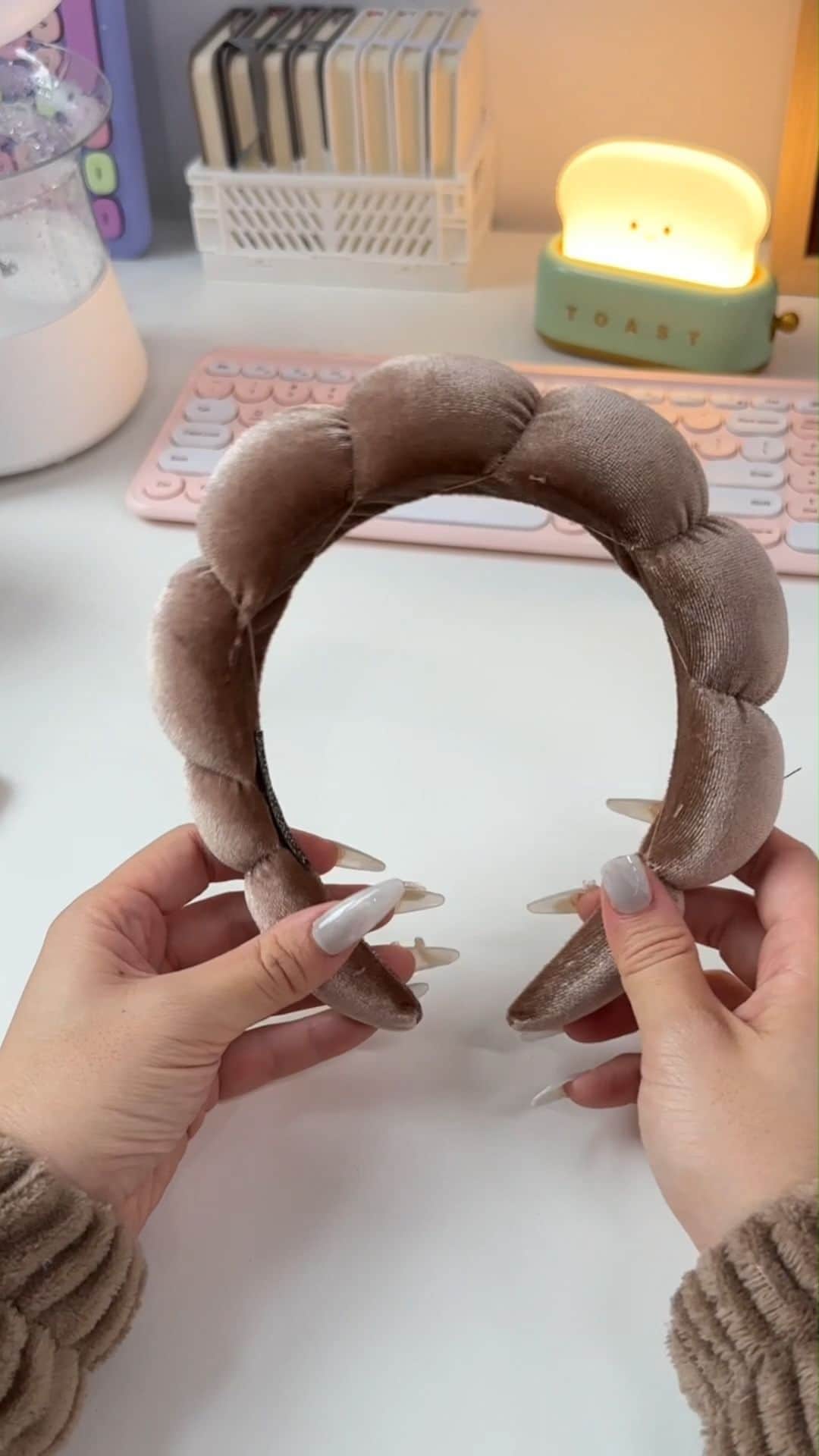SHEINのインスタグラム：「Don't let drippy hair prep dampen your style! 👱‍♀️ Be the mane attraction with our no-fuss fuzzy spa sets💦💫  🔎16059459  #SHEIN #SHEINforAll #SHEINstyle #fashion #chic #saveinstyle」