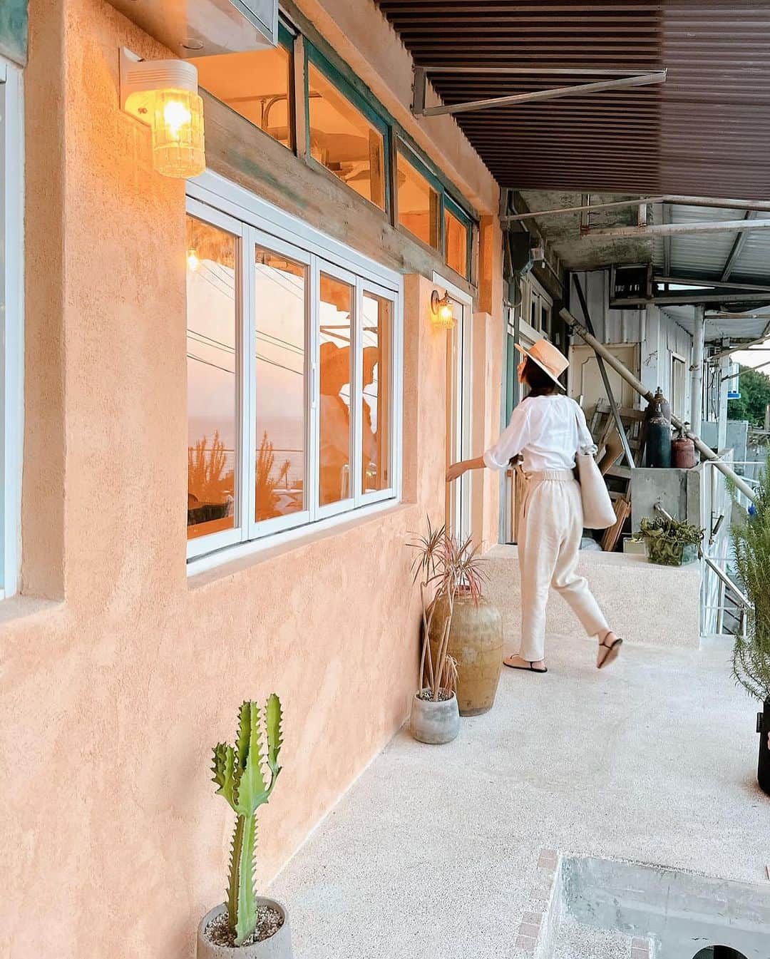 ヒビ・ティエンさんのインスタグラム写真 - (ヒビ・ティエンInstagram)「🧡🌊😋  謝謝朋友前陣子邀約，一起在夏天的尾巴，一路駛向北海岸，佐著左手窗邊緩緩下墜澄澄的太陽，到水湳洞看看夕陽、吹吹海風、吃一餐輕巧美好。  品嚐過許多充滿理想抱負而慎重其事、有模有樣有態度的星星餐廳，有幸體會了各有各的滋味與美味。  但我更喜歡這樣輕鬆寫意的作品，有在地的食材、生活的影子、時間的閱歷、對食物的熱情，自然巧妙融合在一起，端上桌的是精心，吃下肚的是愉悅輕巧。  正如老闆臉上美麗的雀斑，看似是上天與陽光不經意灑落的傑作，但其實裡面有愛有熱情，甚至不知道煞費了多少苦心。  讓我想起“要很努力，看起來才能毫不費力。”  期許自己有天也能做出這樣的作品。  #我不會自己挖洞跳也不會拿石頭砸自己的腳告訴你們餐廳叫做迴回以至於未來自己預約困難  #溫馨提醒傍晚勿著全黑服飾以免你的血肉變成蚊子的果汁  @huihui_cave」9月22日 22時30分 - hebe_tien_0330