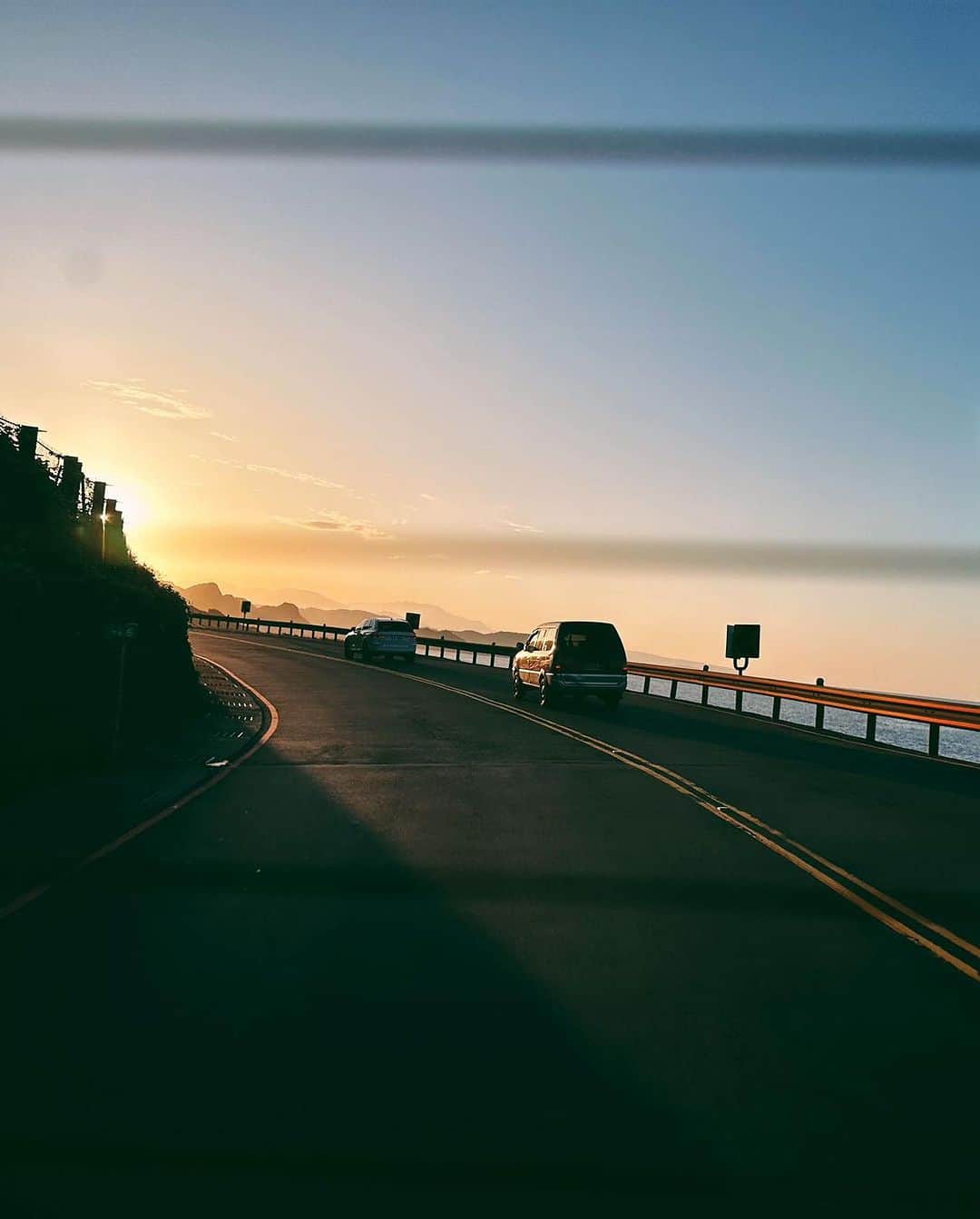 ヒビ・ティエンさんのインスタグラム写真 - (ヒビ・ティエンInstagram)「🧡🌊😋  謝謝朋友前陣子邀約，一起在夏天的尾巴，一路駛向北海岸，佐著左手窗邊緩緩下墜澄澄的太陽，到水湳洞看看夕陽、吹吹海風、吃一餐輕巧美好。  品嚐過許多充滿理想抱負而慎重其事、有模有樣有態度的星星餐廳，有幸體會了各有各的滋味與美味。  但我更喜歡這樣輕鬆寫意的作品，有在地的食材、生活的影子、時間的閱歷、對食物的熱情，自然巧妙融合在一起，端上桌的是精心，吃下肚的是愉悅輕巧。  正如老闆臉上美麗的雀斑，看似是上天與陽光不經意灑落的傑作，但其實裡面有愛有熱情，甚至不知道煞費了多少苦心。  讓我想起“要很努力，看起來才能毫不費力。”  期許自己有天也能做出這樣的作品。  #我不會自己挖洞跳也不會拿石頭砸自己的腳告訴你們餐廳叫做迴回以至於未來自己預約困難  #溫馨提醒傍晚勿著全黑服飾以免你的血肉變成蚊子的果汁  @huihui_cave」9月22日 22時30分 - hebe_tien_0330