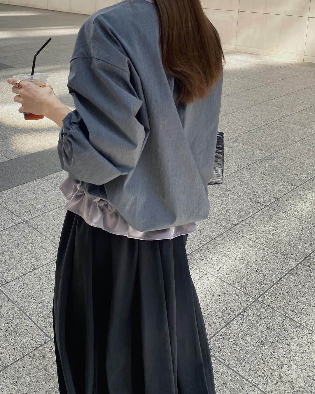 renさんのインスタグラム写真 - (renInstagram)「・ ・  横浜〜🎡 晴れてて最高だった🦕🩶  #れんの服 (2枚目) outer @lhelbie_official  これとっても軽くて良い！ 配色も可愛いし 袖と裾のシャーリングがお気に入り。 袖が大きいから冬ニットを合わせても着れそう！春も着れそう☺︎  これも今なら(9/21〜) ZOZOTOWNでショップ内セールしてるよ！🛒 #lhelbie   ・ ・」9月22日 22時22分 - _reeen_