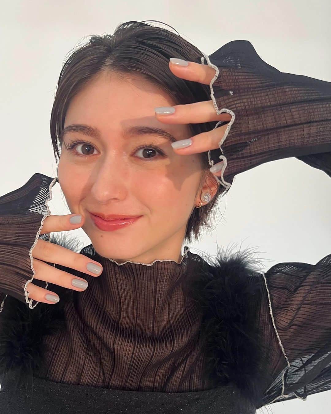 のインスタグラム：「CanCam11月号発売中です！ ファッションページ、メイクページとたくさんいるので見つけてね😚さて、これはどのページの衣装でしょう？🦢 🖤  #cancam #cancam11月号」