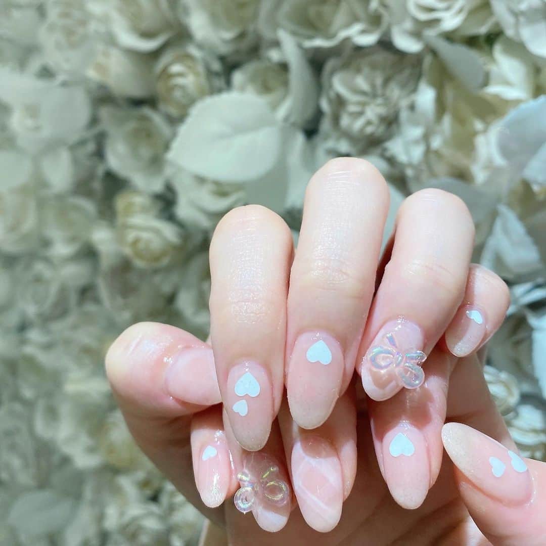 のインスタグラム：「. お爪がキューティーに🥰🫶🏻  今回は薄いピンク色💭 白のハートもリボンも可愛い〜！！  明日はみなさんにお会いできるので可愛い系にしちゃいました💓  @la_luna0624  の @la_luna_juna さんいつもありがとうございます🥰💫」