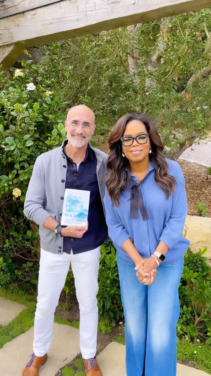 オプラ・ウィンフリーのインスタグラム：「We just wanted to thank YOU for getting copies of our new book “Build The Life You Want: The Art and Science of Getting Happier” and helping it debut at #1 on the NYT bestsellers list! Now let’s make a happier world—just remember it first starts with you 💙 @arthurcbrooks」