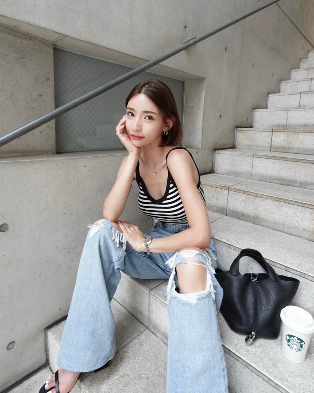 石原彩香さんのインスタグラム写真 - (石原彩香Instagram)「子育てって大変だし 色々問題もあるし ほんとにいっぱい悩むけど 私は私らしく向き合っていきたい 怒る時もあってもいいけど やっぱ真剣に向き合って何度も 話をすると分かることがいっぱいある 逆にいろんな経験をさせてくれて ありがとうって思える 色んな家庭の育て方があって 人それぞれ違う子育てがあって 昔と今は全然違ったり 大人の考えや価値観を押し付ける子育ては もう絶対したらあかんと私は思う 本音で話せて、家族3人で意見を出し合って 楽しかったな、嬉しかったな  大好きだよって愛してるよって ハグできて幸せでした🥺  ママ頑張るよ💪ありがとう子供たち  #子育て #シングルマザー #9歳 #13歳 #2児ママ」9月22日 22時23分 - 02aaayk25