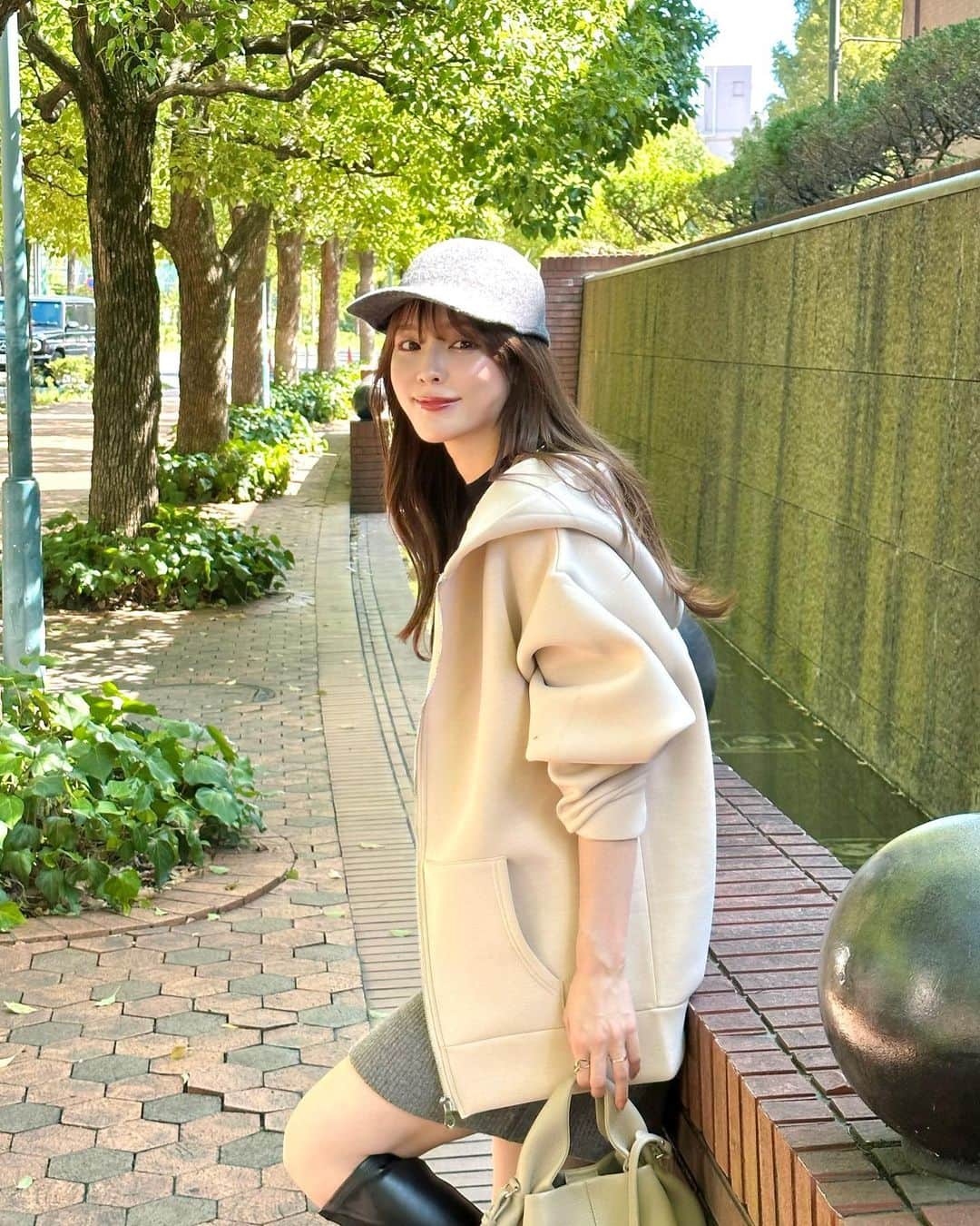 磯田 ひかる(Hikaru Isoda) のインスタグラム：「こんばんは🫰🤍 金曜日ですねー！ 1週間お疲れ様でした...🙏  この日はカジュアルめコーデ☺️ 秋になるとパーカー着たくなる！  ハリ感のある素材でカジュアルになりすぎなくて良い( ՞. ̫.՞)  なんだか天気が良くないですが週末楽しみましょ〜〜🫶💞  【着用アイテム】 Tops @classicalelf_official  ダンボールbigシルエットジップパーカー ベージュ M ¥3,999  Knit @gu_for_all_  ミニハイネックセーター(ノースリーブ)Z(アンサンブル可能) ブラック S ¥1990  Skirt @uniqlo_jp  プレミアムラムミニスカート グレー　S ¥2,990  necklace @polene_paris  Éole チェーン ¥38,000  Cap @uniqlo_jp  アジャスタブルウールキャップ ¥2,990  ------------------------------ picaru：162cm / 骨格ウェーブ 1st ブライトスプリング 2nd ブライトサマー  大人可愛いスタイルアップコーデ ヘアメイクを合わせた トータルスタイリングを提案🤍  不定期にストーリーで ファッションお悩み相談募集中🥰 ------------------------------  他の投稿を見る→【@picaruuu】」