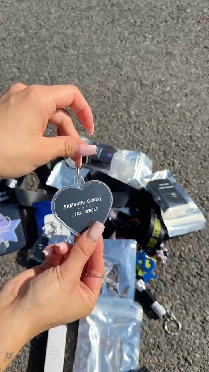 LOCAL HEROESのインスタグラム：「How can you not love asmr content? 🤤 #brainmassage  Asmr GALAXY GOODIES 💡  Wybrany stuff znajdziecie w Vending Machine LH x SAMSUNG GALAXY w LH Store Złote Tarasy* wpadajcie. 🛒  *Vending Machine będzie tylko do 28.09, so hurry up Guys! 🫶🏻」