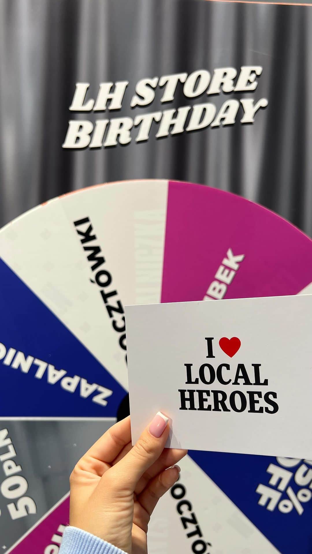 LOCAL HEROESのインスタグラム：「🎉 SPIN & WIN 🎉 Guys, wpadajcie do nas przez najbliższe dwa tygodnie i próbujcie swojego szczęścia 🎁  Let's celebrate first LH STORE birthday together 🎀」