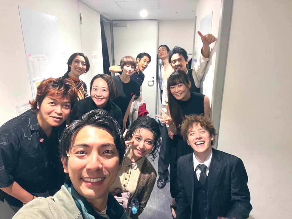 上山竜治のインスタグラム：「無事にウエンツ上山ペアの東京千秋楽が終わりました！ 劇場に足を運んで下さった皆様本当にありがとうございました！！  取り急ぎご報告まで失礼します。 #アンドレデジール」