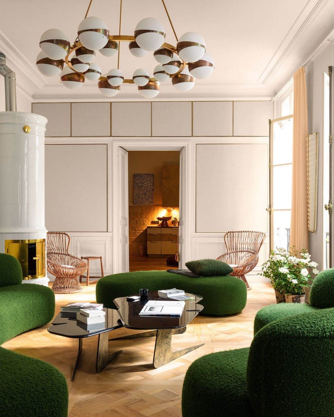 のインスタグラム：「Whoever said secondhand is second best? This quirky triplex, situated in an 18th-century building on Paris’s Left Bank, was given a second breath of life by Maria Speake and Adam Hills of Retrouvius (@retrouvius), a London-based ELLE DECOR A-List firm that specializes in reuse. The duo imbued the rooms with earthy greens and buttery yellows. Shots of color come from the client’s art collection and fun textiles—like the grass-green @pierre_augustin_rose sofas from @theinvisiblecollection. “Through simplicity and reuse, we were able to put the apartment back into its most beautiful form,” says Leila Brink, one of the homeowners. “It proves that old can be beautiful too.”  Click the link in bio for the full tour of this Paris Triplex, as featured in our October 2023 Change Issue. Written by @danathomasparis. Photographed by @theotennant1.」
