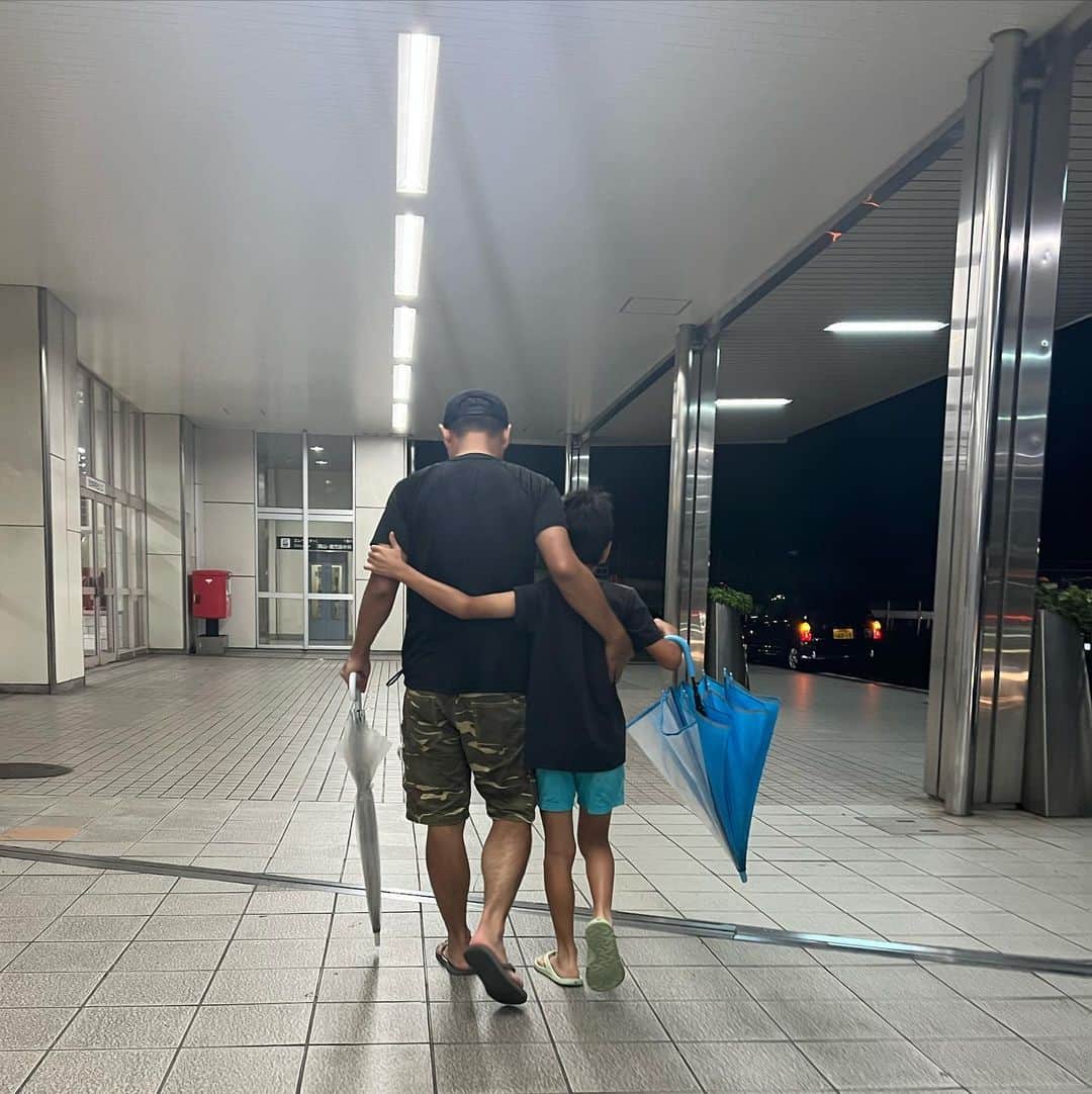 浅越しのぶのインスタグラム：「うちの優しいメンズ💕雨だから駅までお迎えにきてくれた💓💓💓娘は家でまったりしてるらしい。ははは😅女子はそんなもんよね。。 #優しいメンズ #息子小4 #パパ #結婚17年目」