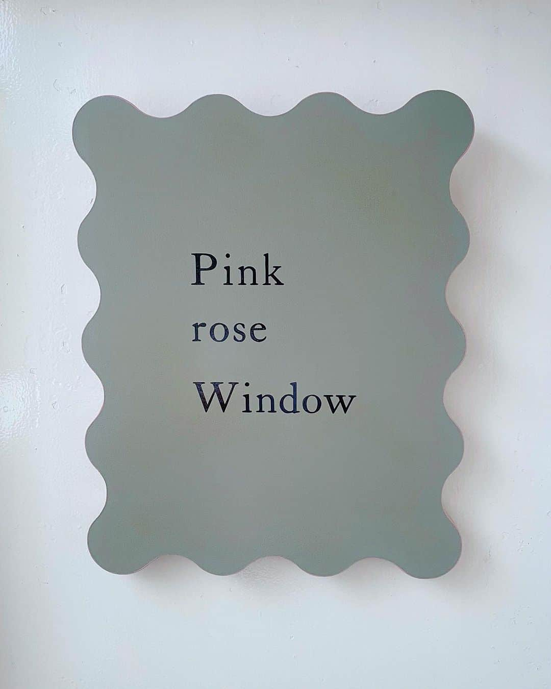 KAI32さんのインスタグラム写真 - (KAI32Instagram)「. 日頃よりビューティーサロン Pink rose Windowをご利用頂きありがとうございます。 . この度、サロンがリニューアルオープンしました！🪞✨  このような運びとなりましたのも、 皆様方のご支援のお陰です。 スタッフ一同、心より御礼申し上げます👏🏻  内装も、２週間かけて今の自分が全力で可愛い！と思う全ての要素を盛り込んだこだわりの空間になっています！🥹🌿  @pink_rose_window  @kai32  @kai_prw  @mahiro_0629  @sara_081728   *─────────────* 📍PLACE 〒150-0001 東京都渋谷区神宮前1-10-34 原宿コーポ別館　301 JR原宿駅、副都心線　明治神宮前駅から徒歩2分  ✔️CONTACT ご予約はメール、お電話からよろしくお願い致します。 ✉️pinkrosewindow20@gmail.com 📞03-6432-9592  クレジット決済をご希望のお客様は @nailiejp  ネイリーに事前登録後、ご予約をアプリ内からよろしくお願い致します。 *─────────────*  皆様のお越しを心よりお待ちしております👋🏻 . . #pinkrosewindow #pink_rose_window」9月22日 22時35分 - kai32