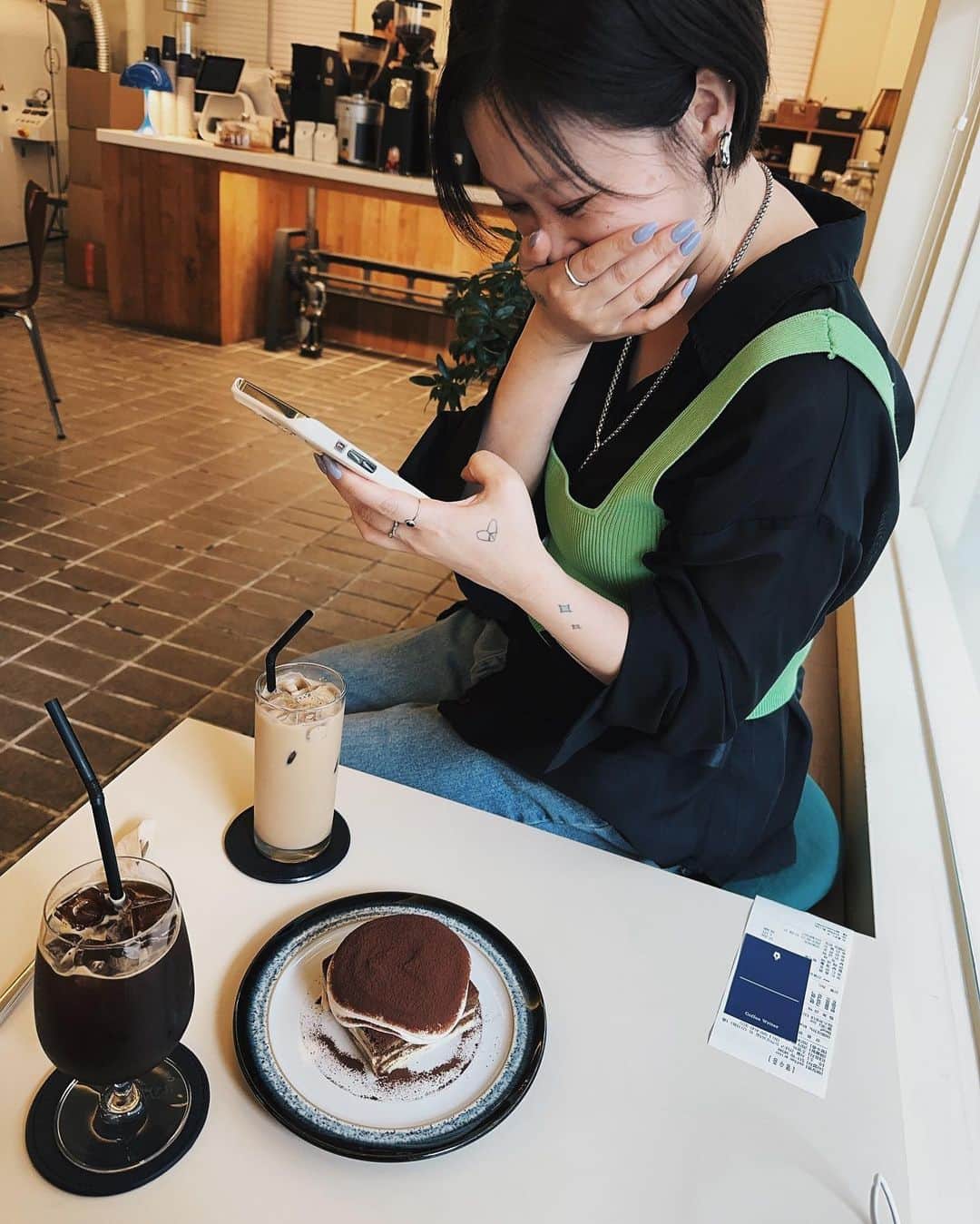 大瀧彩乃のインスタグラム：「・ 💚💚💚 ・ 仕事の話も美容の話もファッションの話も尽きないねぇ☕️ @coffeewriter_official   #cafe#decafe#狎鴎亭」