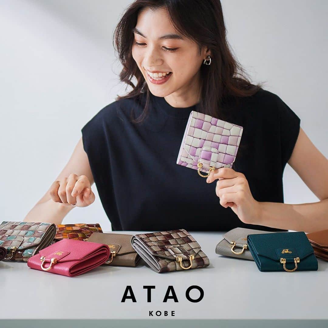 ATAO(アタオ)さんのインスタグラム写真 - (ATAO(アタオ)Instagram)「・ 大容量二つ折り財布"ロトロ"✨  先日より発売がスタートしております ATAO A/Wcollection2023は チェックしてくださっていますか☺️？？  今回は店頭でも大人気！！ 大容量二つ折り財布"ロトロ"をご紹介します💕  フロントに【富や幸福のシンボル】と伝えられる「馬蹄」をモチーフにした金具と、「馬車の箔押し」を贅沢にあしらったお財布です🐎✨  カードポケットは12ヶ所、フリーポケットや見開きの良いコインケースも付いているのに厚みが出づらいのが嬉しいポイント🌈  小さなバッグを使いたいけど、お財布の容量は諦めたくない…と思っていた方にもぜひお使いいただきたいお財布です🙌🏻  カラー展開も豊富なのでぜひ皆さまお気に入りの一点を見つけてみてくださいね！！  🛒ロトロ　27,000円(税込2,9700円) キャメル、トープ、グレージュ、マゼンタ、ティールグリーン、バーガンディ https://ataoland.com/products/rotolo  ⭐️画像タップでオンラインショップをご覧いただけます  =========================== ■オンラインストアは『アタオランドプラス』または『https://ataoland.com』で検索🔍  ■『 @atao.kobe 』👈🏻トップのURLからもオンラインストアに飛べます💫  ■スタッフブログ 『スタジオアタオブログ』で検索 https://studioatao-blog.jp/  ■ATAOLAND＋公式LINEアカウントが登場💡 https://liff.line.me/1645278921-kWRPP32q/?accountId=876vdygu -----  #atao #アタオ #神戸ブランド  #ATAOLANDプラス #アタプラ  #ATAO新作#アタオ新作 #秋冬新作#2023AW #レトロ#クラシック #アンティーク #財布ブランド  #バッグブランド  #お財布#ミニ財布 #三つ折り財布  #二つ折り財布 #長財布 #財布新調  #休日バッグ #財布の中身  #バッグの中身  #秋コーデ  #秋冬コーデ  #ギフト#プレゼント #ご褒美#自分へのご褒美  #ユニセックス」9月22日 22時41分 - atao.kobe