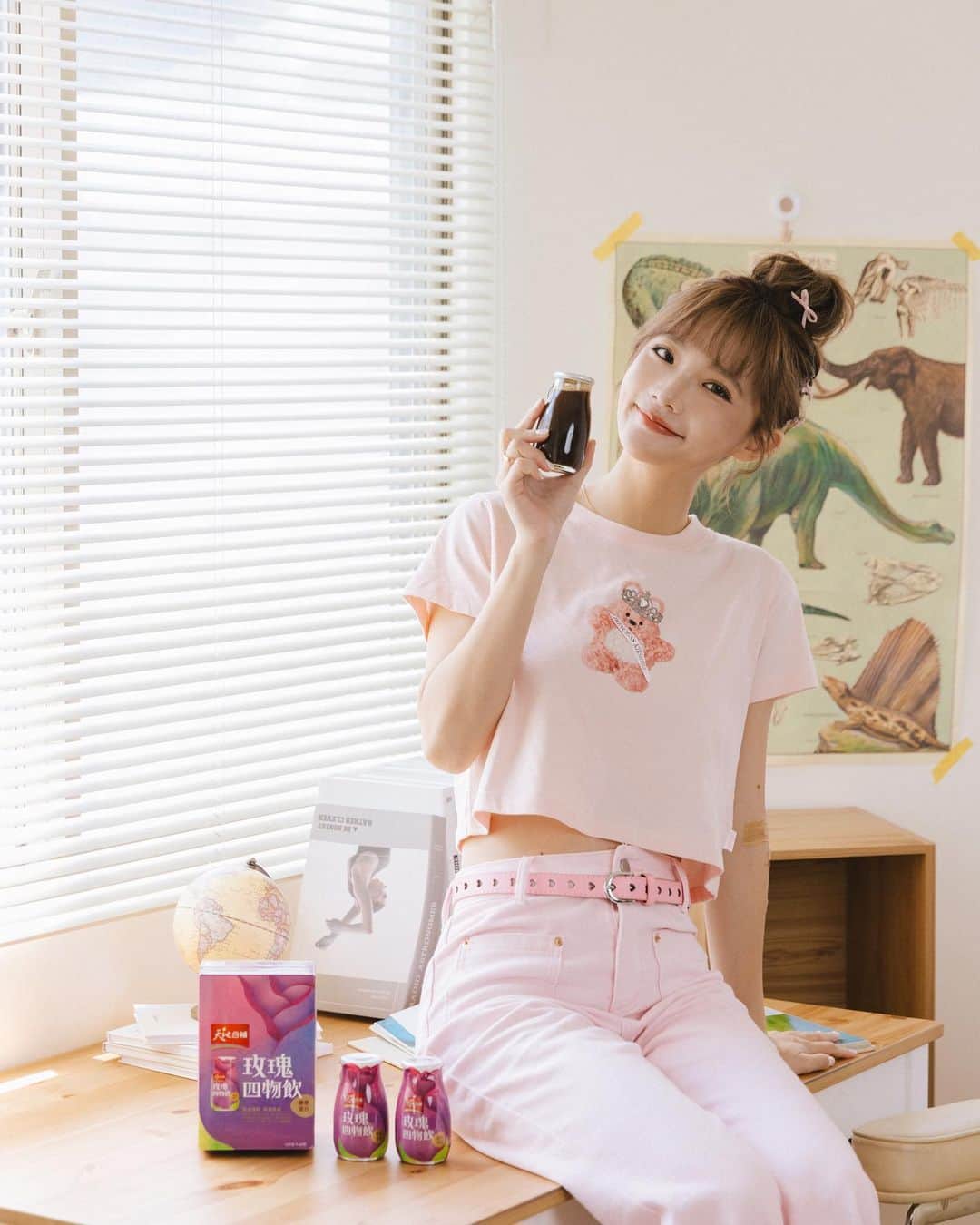 のインスタグラム：「大家有什麼維持美的小撇步嗎？ 我先分享我的：我自己是會按摩臉、做臉部運動、上瑜珈課、喝膠原飲等等 但上述這些只有喝膠原飲是我可以每天做的 其他只要ㄧ忙起來就會忘了🤣   白天忙工作、晚上忙小孩 半夜還要繼續忙沒做完的工作⋯ 要讓自己體態和氣色都維持的好 （也是不想要修圖修太久哈哈哈😝） 最近都會喝～  #天地合補的膠原蛋白四物飲 我現在是月經走後一週會喝 以前發育期時我們家人都會買四物飲給我喝 小時候的印象中滿苦的都要憋氣喝 但這款大家不用擔心 這個有添加桂圓、紅棗和洛神花 喝起來很順口，而且甜甜的！ 只有一點點的中藥味而已 是完全可以接受的✨   這瓶裡面添加了四物精華與玫瑰果 可以促進新陳代謝、調解生理機能 還有珍貴的膠原蛋白！ 能夠養顏美容、Q彈有氣色 一瓶剛好補足了女生所需   祝福大家都能夠找到適合自己的膠原飲 讓我們不靠修圖或是素顏時 也能由內而外的保持自信💖   #天地合補四物飲 #簡單一週亙美麗 @tdhb_taiwan」