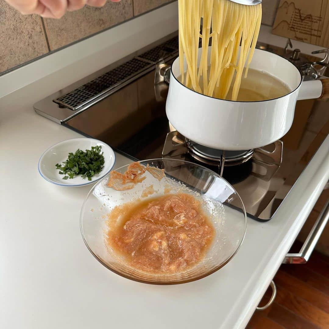 Tesshiさんのインスタグラム写真 - (TesshiInstagram)「超簡単たらこスパwithわさび & おまけのバナナヨーグルトwithはちみつシナモン Quick Tarako spaghetti with Wasabi & Banana yogurt with honey cinnamon #yummy #homemade #healthy #pasta #spaghetti #tarako #wasabi #yogurt #banana #おいしい #パスタ #スパゲッティ #たらこ #わさび #ヨーグルト #バナナ #マカロニメイト #フーディーテーブル #手作り  たらこ1本(1/2腹)、バター大1、しょうゆ大1/2、ゆで汁大2 大葉、海苔、わさびなど お湯1L、塩小2、麺100g 1 Tarako, 1 tbsp butter, 1/2 tbsp soy sauce, 2 tbsp pasta water Shiso, Nori and Wasabi… 1L boiled water, 2 tsp salt and 100g spaghetti  ヨーグルト、バナナ、はちみつ＋粉末シナモン(よく混ぜとけば粉でむせなくて済む) Yogurt, banana, honey with cinnamon powder」9月22日 22時42分 - tmytsm