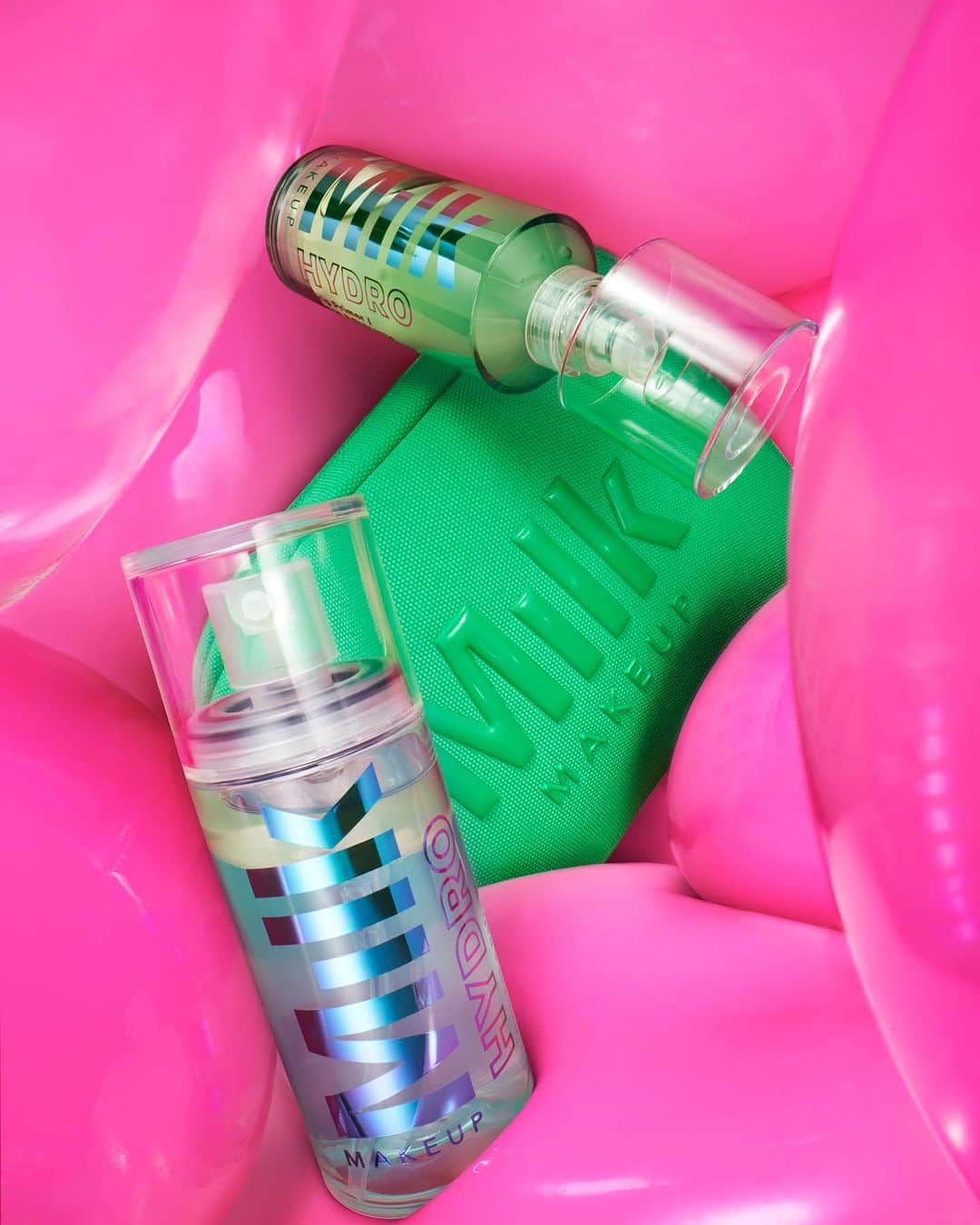 Milk Makeupのインスタグラム：「ATTN @sephora shoppers 🚨 Gifting season officially starts NOW, and you can be the very first to shop our NEW! Hydro Grip + Glow gift set on the Sephora app today.  For only $40 (a $62 value), get a FULL SIZE #HydroGrip Primer & a travel size Hydro Grip Set + Refresh Spray, plus a limited-edition makeup bag that holds all that and more 🏆 #holidayshopping #holidaygiftideas #milkmakeup」