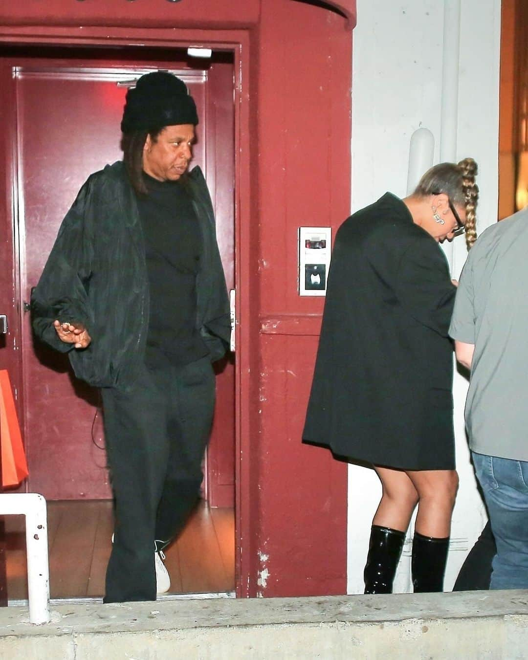 Just Jaredさんのインスタグラム写真 - (Just JaredInstagram)「Beyonce & Jay-Z enjoyed a rare night out at dinner with friends in Beverly Hills! #Beyonce #JayZ Photos: Backgrid」9月22日 22時42分 - justjared