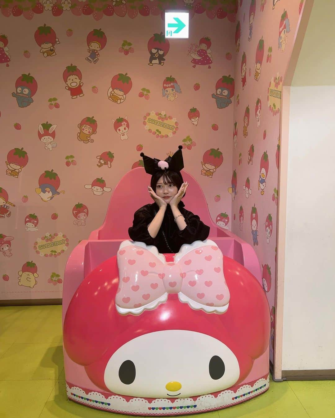 古関れんのインスタグラム：「🍓🐇💖  #サンリオピューロランド  #sanriopuroland #sanrio #kuromi」