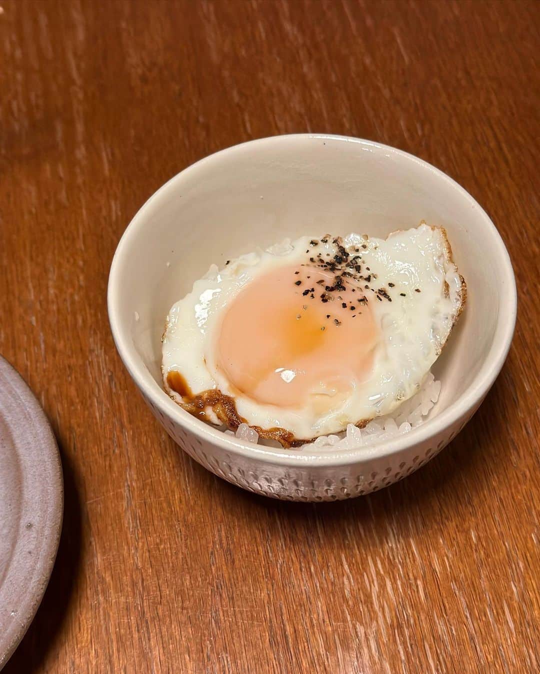 誠子さんのインスタグラム写真 - (誠子Instagram)「いらっしゃいませ、こんばんは。 金曜日お疲れさまでした。 夜だけど朝定食みたいなごはんを作りました。 白米をおかわりして目玉焼き丼、はぜったい！🙊🍳  目玉焼きウィンナー 蓮根とパプリカ焼き浸し 冷奴 納豆 瓜の漬けもん あおさ味噌汁 新米  #誠子食堂」9月22日 22時45分 - seiko_1204