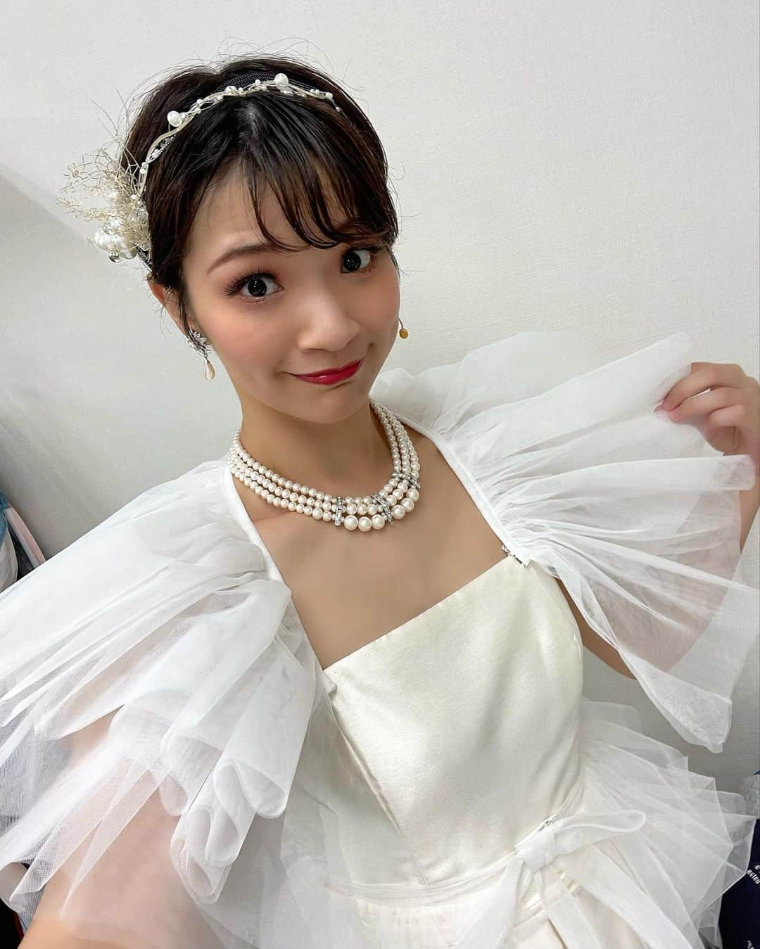 島田彩さんのインスタグラム写真 - (島田彩Instagram)「♫ #KLコン #クンツェリーヴァイの世界  ご来場ありがとうございます！ 本日Cプログラム終了致しました。そしていよいよラストDプログラム！こちらもまた雰囲気がガラッと変わります。 どうぞお楽しみに☺️  二幕あたまに女子アンサンブルで。 バラ争奪戦もいっしょに。(2枚目)  この衣装は本当に後ろ姿も素敵なのですよ💓  #シアタークリエ」9月22日 22時56分 - madashimadamada