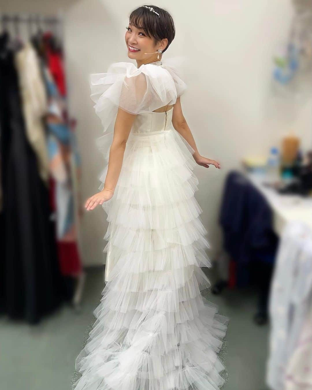 島田彩さんのインスタグラム写真 - (島田彩Instagram)「♫ #KLコン #クンツェリーヴァイの世界  ご来場ありがとうございます！ 本日Cプログラム終了致しました。そしていよいよラストDプログラム！こちらもまた雰囲気がガラッと変わります。 どうぞお楽しみに☺️  二幕あたまに女子アンサンブルで。 バラ争奪戦もいっしょに。(2枚目)  この衣装は本当に後ろ姿も素敵なのですよ💓  #シアタークリエ」9月22日 22時56分 - madashimadamada