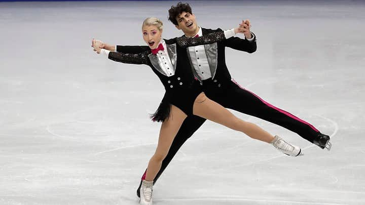 パイパー・ギレスさんのインスタグラム写真 - (パイパー・ギレスInstagram)「QUESTION. Which dress is your favorite?!? Taking a trip down memory lane for Flashback Friday  - - - - #skating #figureskating #icedance #iceskating #skatingdresses #fashion #skatingcostumes #flashbackfriday #itsfriday #happyfriday #teamcanada #skatecanada」9月22日 22時48分 - pipergilles