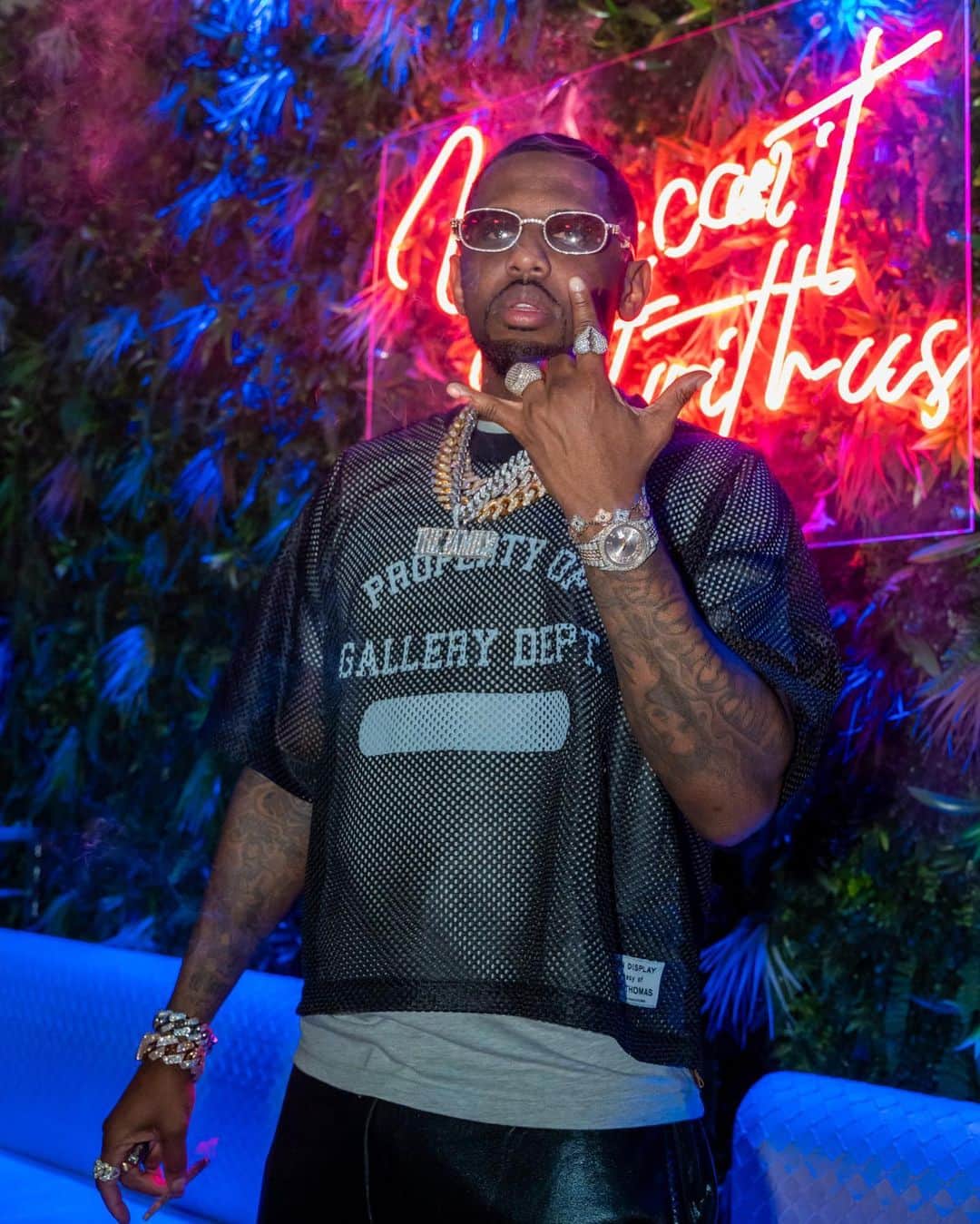 ファボラスのインスタグラム：「If you tryna get a good read of somebody, pay attention to the signs.. not the lines.. 👀🪧🚫🗣️  #TheLobby」