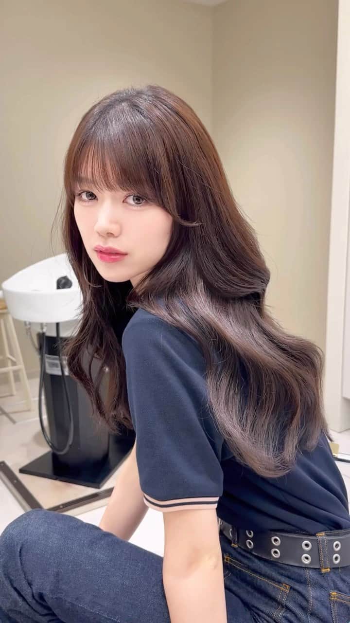 高橋英昇のインスタグラム：「ふたばちゃんの前髪顔周りイメチェンです❤︎ サイドバング作って前髪薄めにしました✂️ オーダーの際に保存してお使いください✨ ˗˗˗˗˗˗˗˗˗˗˗˗˗˗˗˗˗˗˗˗˗˗˗˗˗˗˗˗˗˗˗˗˗˗˗˗˗˗ ⁡ ◌ @eisho_coa  ⁡ 前髪顔周りのどんな悩みも 是非ご相談下さい✨ ⁡ ☑︎流し前髪だけど要望と違う ☑︎前髪顔周りを切られすぎる ☑︎顔周りがなくて困っている ☑︎前髪が巻きづらく上手くいかない ☑︎変な毛がいつも前髪に出てくる ☑︎扱いづらくて困っている ☑︎おでこが狭くて悩んでいる ⁡ などなど 少しでも気になることは全てお聞かせ下さい✨ メモ持ってきても大丈夫です📝 ⁡ ˗˗˗˗˗˗˗˗˗˗˗˗˗˗˗˗˗˗˗˗˗˗˗˗˗˗˗˗˗˗˗˗˗˗˗˗˗˗ ⁡ ⁡ ◌ 料金 ◌ ・カット ¥8800 ・カット 𓂃 トリートメント ¥12100 ・カット 𓂃 カラー ¥17600 ・カット 𓂃 カラー 𓂃 トリートメント ¥22000 ⁡ ※初回のみ指名料+¥3300かかります。 2回目以降は指名料無料です。 ⁡ ⁡ 𓂃 よくあるご質問 𓂃 ⁡ ⁡ Q . 予約はどうしたらいいですか？ ⁡ ✎ プロフィールのURLからお待ちしております✨ ⁡ ⁡ Q . 場所はどちらですか？ ⁡ ✎ 東京都中央区銀座6-13-9 GIRAC GINZA 7F 【銀座駅5分、東銀座駅から徒歩3分】 ⁡ ⁡ Q . 投稿に可愛い子しか載っていないですが、 私が行っても大丈夫ですか？ ⁡ ✎もちろん大丈夫です。 僕のお客様は【3歳〜74歳】の 子連れ様から老若男女幅広いの方が ご来店してくださっております。 女性は必ず可愛くします！ 実は男性のカットも得意です。 最近ご紹介もかなり多いです✨ ⁡ Q . どんな美容師？ ⁡ ✎ お話するのが好きです✨ ただ施術中は技術に没頭する時があり その時はあまり話さなくなります✂︎ ⁡ Q . カウンセリングはしっかりしてもらえますか？ ⁡ ✎もちろんです！ 前髪顔周りの生え際、癖毛、割れめ、こめかみ、 頬骨、えら、丸顔、面長、りんかく などのお悩みもしっかりカウンセリングさせて頂いてから 施術に入らせて頂きますのでご安心ください✨ ⁡ ⁡ カットは【前髪】【ロングレイヤー】 が好きですが、 ミディアム、ボブ、ショート、 メンズカットも好きです。 巻きも得意なので、 知りたい方はなんでもお伝えします✨ ⁡ カラーはブリーチなしのワンカラーで 【艶感】【透明感】【くすみ感】が出るように 300種類以上の中から 独自の配合で調合しております。 ⁡ ストレートはダメージを最小限で抑えられるように かなりこだわっています！ 微アルカリ〜弱酸領域の範囲で施術するので 基本的に【ヘアカラー】と同時施術が可能です✨ ⁡ トリートメントはできるだけ長持ちできるように 【手触り】【質感】にこだわっています！ あとはアウトバスのヘアケアも重要なので 興味ある方はしっかり説明しています✨ ⁡ パーマは最近持ちの良いデジタルパーマが好きです。 熱処理する事で普通のパーマより持ちが良くなります。 僕の使う薬剤は基本的にダメージを最小限でかけるので コテを使って巻いても大丈夫です。 巻かなくても普段のスタイリングはかなり楽になります✨ ⁡ #銀座　#千葉　#前髪カット　#顔周りカット　#小顔カット　#おくれ毛カット　#顔周り　#前髪　#シースルーバング　#かきあげ前髪　#小顔に見える顔周り #小顔カット #似合わせカット　#おくれ毛　#前髪顔周り似合わせ」