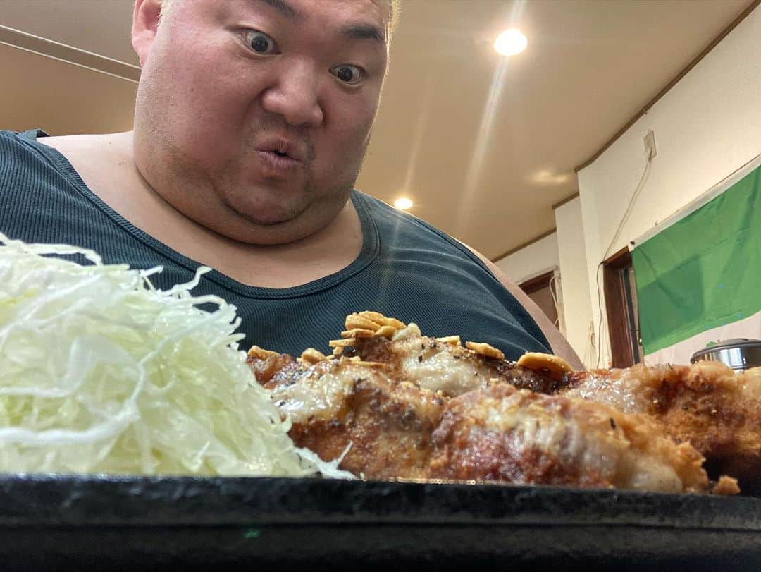 のインスタグラム：「2日連続‼️ 前橋【ステーキまさやん】にて最高の御通し！  トンテキ600gを電車道‼️  ダイエット失敗‼️  #浜亮太  #前橋 #ステーキまさやん #トンテキ #ダイエット失敗」