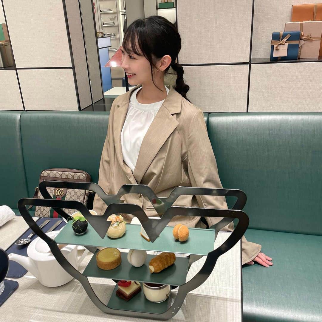 KANAKAのインスタグラム：「@callautia_official のテーラードジャケットを着てアルマーニのアフタヌーンティーに🤍  軽めの素材のジャケットは今の時期から大活躍👏🏼  #callautia #junoah #junoahコーデ #テーラードジャケット #タイアップ #ジャケット #秋服 #armanicafe #心斎橋カフェ」