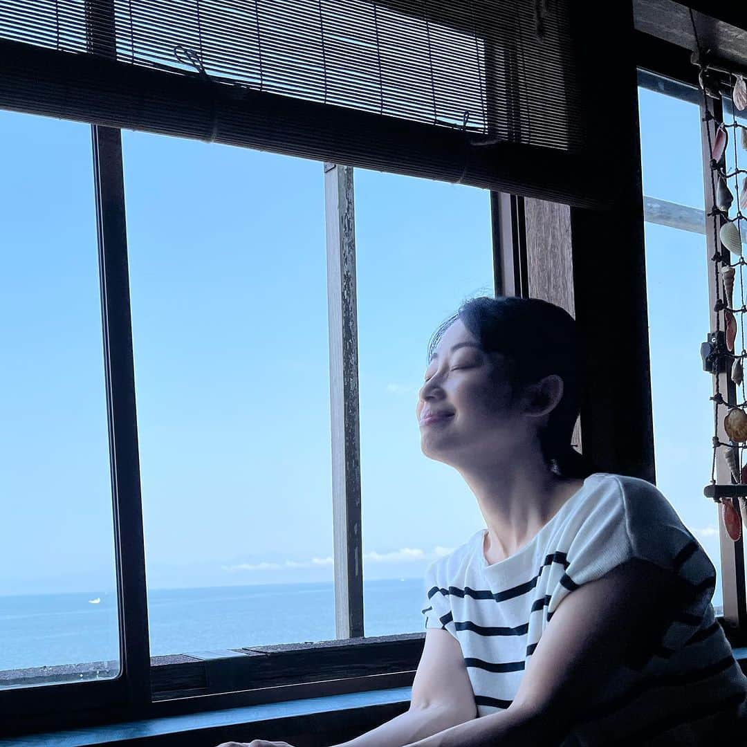 肘井美佳さんのインスタグラム写真 - (肘井美佳Instagram)「A pleasant summer afternoon with the sea breeze.  先日の告知にプラス情報をば…  私は日向亘さん演じる山菅龍司の母役で出演致します。  私もついに高校生の母役✨ あり得ちゃうんですよねこれが！ 計算してもお釣りが来るくらいに。 光栄なことです。  視聴できない地域の方や、見逃してしまった方もTVerなどで配信視聴できますのでご心配なきよう〜  ぜひお楽しみに…⭐︎  番組情報 ドラマ「君となら恋をしてみても」  MBS(毎日放送) 毎週木曜24:59~10月5日スタート  (初回は5分押し、 25時4分放送予定)　 MBS 群馬テレビ 毎週木曜23:30~ 10月12日スタート  テレビ埼玉 毎週木曜 23:30~ 10月12日スタート MBS (毎日放送) テレビ神奈川 毎週木曜23:30~ 10月5日スタート  チバテレビ 毎週金曜23:00~ 10月6日スタート  とちぎテレビ毎週木曜22:30~ 10月12日スタート  配信: TVer/MBS動画イズムにてMBS放送後に配信スタート   #kiimtonarakoiwoshitemitemo #kimikoi #君となら恋をしてみても  #恋か〜 #恋はいいね #いつか子供の恋愛相談とか受けたい #聞き役に徹したい #性格的にアレコレ言いがちなので #妄想」9月22日 22時54分 - mikahijii