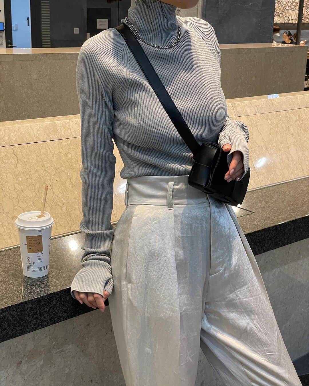 のインスタグラム：「@etretokyo  【Recommend items】 ㅤㅤㅤ ㅤㅤ #ETREホールガーメントサムホールハイネックニットプルオーバー GREY / L.BLUE / BLACK F size ¥17,600(tax in)  ㅤㅤㅤ  新宿スタッフ @etretokyo_nami 167cm @etretokyo_tobi 157cm  ㅤㅤ 着用カラー：GREY ㅤㅤㅤ  - - - - - - - - - - - - - - - - - - - - - - - - - - - -  商品詳細はTOPページURLよりチェック🔍 ›› @etretokyo_store  ㅤㅤㅤ スタッフコーディネートも毎日更新中【 #etretokyo_staff_ootd 】をフォロー🐿️  TOPページの"フォロー中"から 気になるスタッフのアカウントをフォロー🤝  ㅤㅤㅤ ㅤㅤ  - - - - - - - - - - - - - - - - - - - - - - - - - - - - ⁡  【INFORMATION】 ⁡ㅤㅤㅤ ⁡ ※ ルミネカード会員様限定で店舗通販のご利用が可能です。  ⁡ ※お電話がつながりにくい可能性がございます。 ⁡ ※また混雑時には入場制限及び 試着点数の制限を設けさせて頂きます。 予めご了承ください。 ⁡ ⁡ ご理解、ご協力を賜りますよう 心よりお願い申し上げます。   ㅤㅤㅤ 【LUMINE SHINJUKU STORE】 ETRÉ TOKYO ルミネ新宿2店 TEL：03-5989-0979  ー営業時間ー (平日、土日祝)11:00-21:00 ⁡  #etretokyo#etre#fashion#etretokyoshinjuku #etre#2023etre#etretokyo_staff_ootd#2023aw #大人ファッションコーデ #シンプルスタイル #白黒コーデ  #ハイネックニット #タートルネックニット #グレーニット」