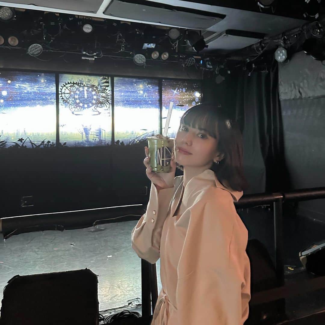 Annaのインスタグラム：「ライブ出る側じゃなくて見に来た側みたいな写真とやっぱりネイル可愛いっていう写真と今日のヘアメイクノーマルカメラの写真。  #ありがとでした」