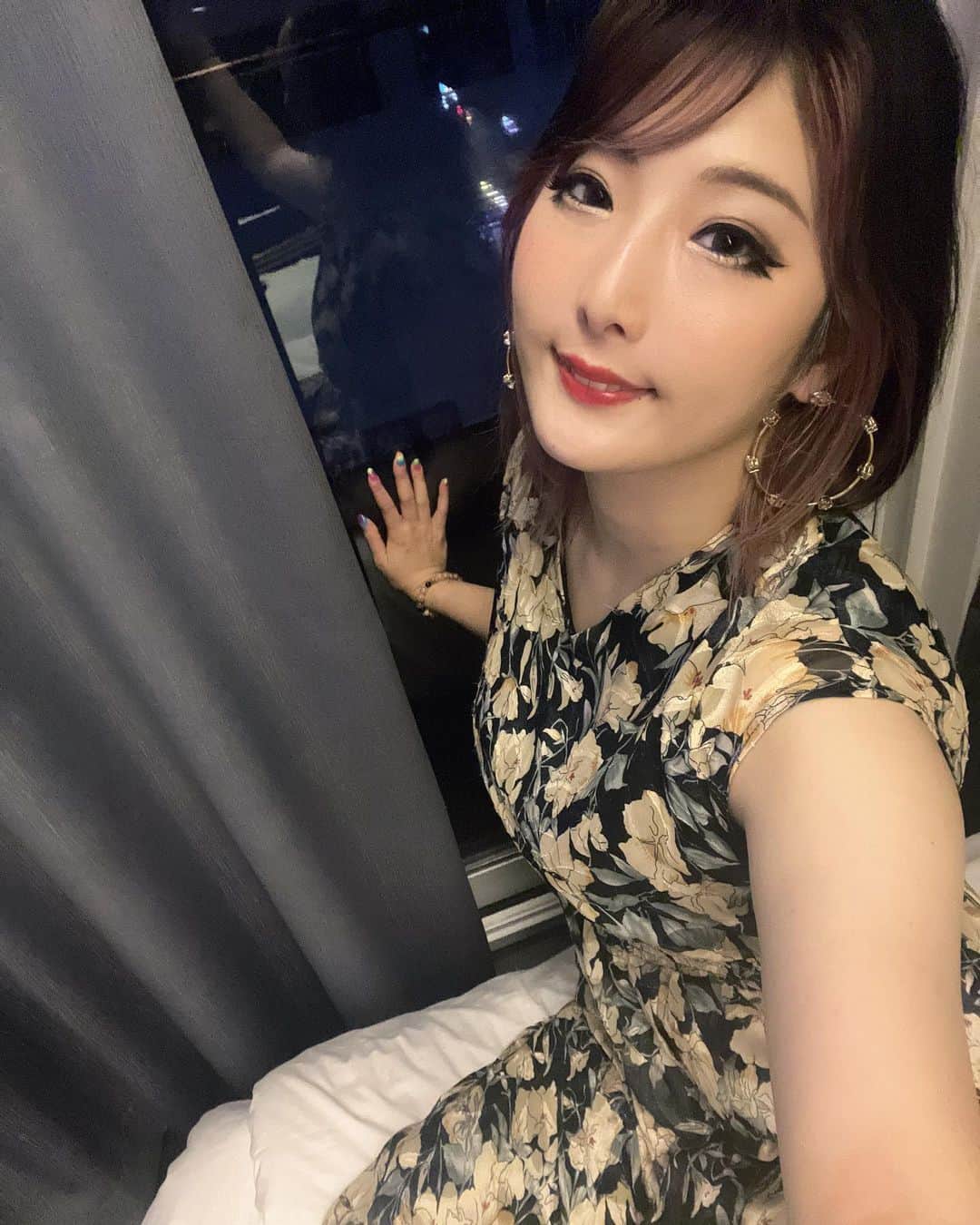 のインスタグラム：「DMで知らないひとから 応援してます！ってよくメッセージくるのですが その方からフォローされてないことが多く…。 応援してるならフォローしてくれ…😂 今の時代フォロワーさんの数も仕事につながるんですよ😭！ どうぜ、メッセージのやり取りできるかどうかのジャブ？でしょう😭 そういうの一切返信してませんので🫨 ⬆️でもそもそもこういう人はちゃんと文章よんでくれないんですよね😂」