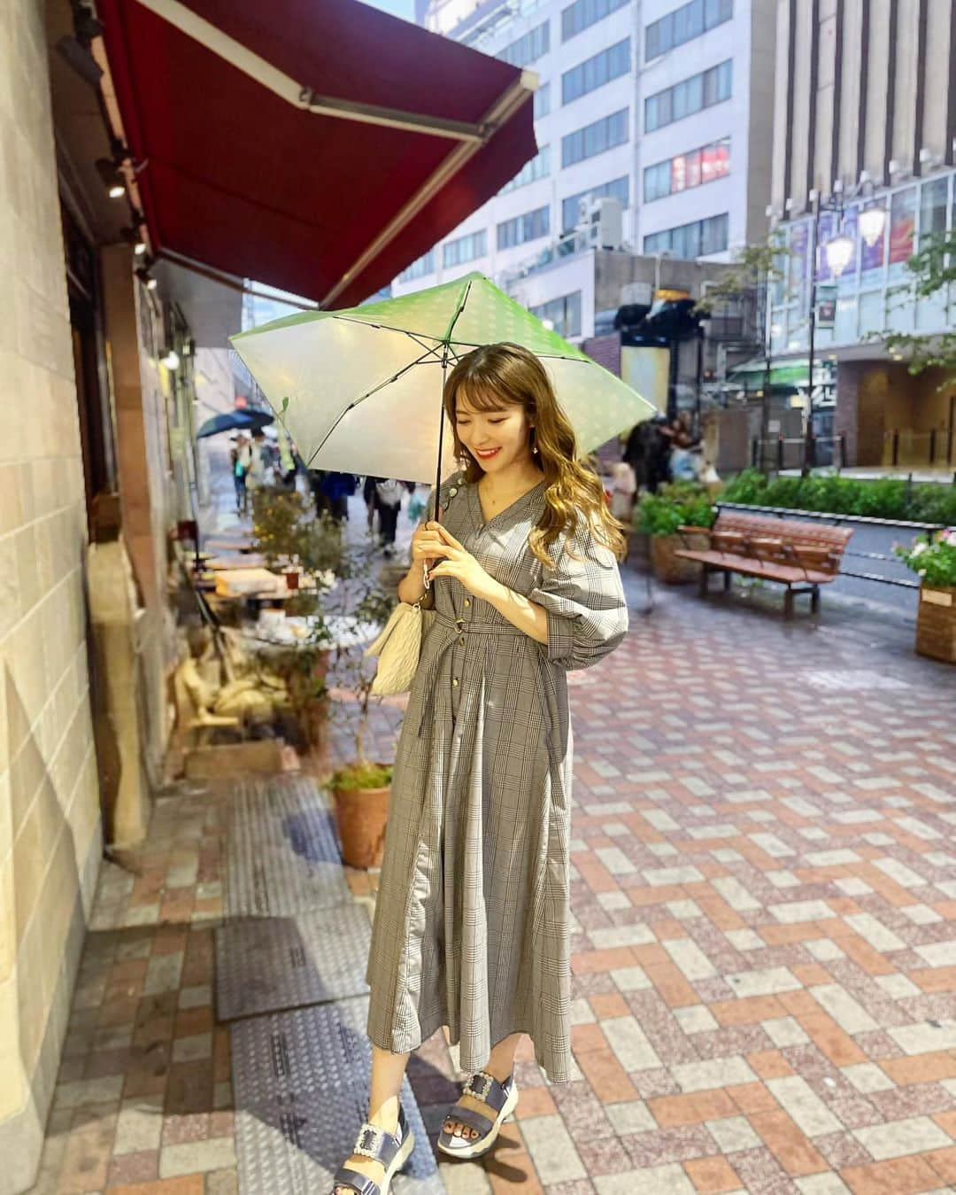 岩根沙恵子?さえみるさんのインスタグラム写真 - (岩根沙恵子?さえみるInstagram)「☂️ 𝓊𝓂𝒷𝓇ℯ𝓁𝓁𝒶 恵比寿で cafe day☕︎🧡  この日も日差しが強かったから 折りたたみの日傘がとても役に立った🥺🤍 @estaa_official   花柄のシースルーでおしゃれ✨ UVカットになっていて安心♡ そして、とても軽量なので持ち歩きも楽ちん！ しかもグリーンだからとてもかわいい💚  プレゼントとしても良さそうー🥺 荷物が多い方にもおすすめです☝️  #pr #estaa #傘 #長傘 #折りたたみ傘 #日傘女子 #恵比寿デート #promotion #umbrella #晴れの日 #UVカット#折畳み傘 #プレゼント」9月22日 22時58分 - saemiltiii