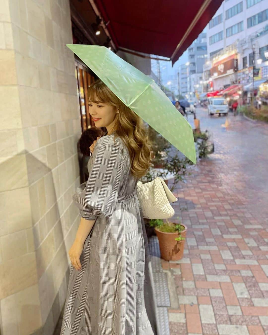 岩根沙恵子?さえみるさんのインスタグラム写真 - (岩根沙恵子?さえみるInstagram)「☂️ 𝓊𝓂𝒷𝓇ℯ𝓁𝓁𝒶 恵比寿で cafe day☕︎🧡  この日も日差しが強かったから 折りたたみの日傘がとても役に立った🥺🤍 @estaa_official   花柄のシースルーでおしゃれ✨ UVカットになっていて安心♡ そして、とても軽量なので持ち歩きも楽ちん！ しかもグリーンだからとてもかわいい💚  プレゼントとしても良さそうー🥺 荷物が多い方にもおすすめです☝️  #pr #estaa #傘 #長傘 #折りたたみ傘 #日傘女子 #恵比寿デート #promotion #umbrella #晴れの日 #UVカット#折畳み傘 #プレゼント」9月22日 22時58分 - saemiltiii