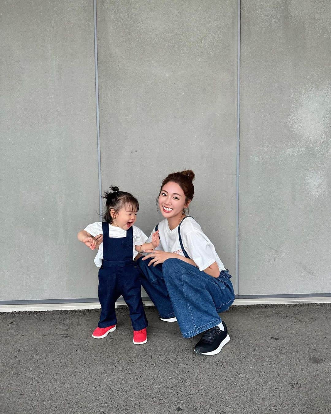 志田友美（ゆうみん）のインスタグラム：「歩けるようになった娘と2人でお揃いっ👧🏻💖👱🏻‍♀️  世界一快適なシューズって言われてるだけに、 軽くて歩きやすい💭 環境にも優しい @allbirdsjapan のシューズ👟  汚れてもササッと洗濯機で洗えちゃう所がまた嬉しい🫧‪  #おそろバーズ #オールバーズ」