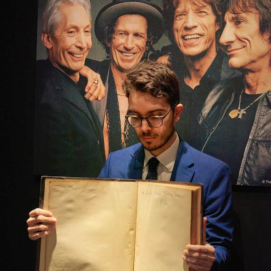 クリスティーズさんのインスタグラム写真 - (クリスティーズInstagram)「Charlie Watts: Gentleman, Collector, Rolling Stone, the two-part auction comprising an extraordinary library of modern first editions together with landmarks from the world of jazz.⁣ ⁣ "Charlie was the heartbeat of the Rolling Stones for nearly sixty years, he was totally unique and devoted to jazz and literature from boyhood." Mick Jagger, Keith Richards and Ronnie Wood.⁣ ⁣ Charlie's outstanding literary collection features iconic works of detective fiction by Agatha Christie and Arthur Conan Doyle alongside a first edition signed copy of F. Scott Fitzgerald's The Great Gatsby. Other notable highlights include a George Gershwin signed printed score of the legendary opera Porgy and Bess as well as signed photographs and rare acetate recordings from the jazz and musical hall of fame.⁣ ⁣ 📍Visit the free exhibition at Christie's London until 27 September!⁣ ⁣ 🗓 Live Auction: London: 28 Sept 01:00 PM (BST). Part II Online Auction: 15-29 Sept.⁣ ⁣ #CharlieWatts #Christies #TheRollingStones @thisischarliewatts」9月22日 22時59分 - christiesinc