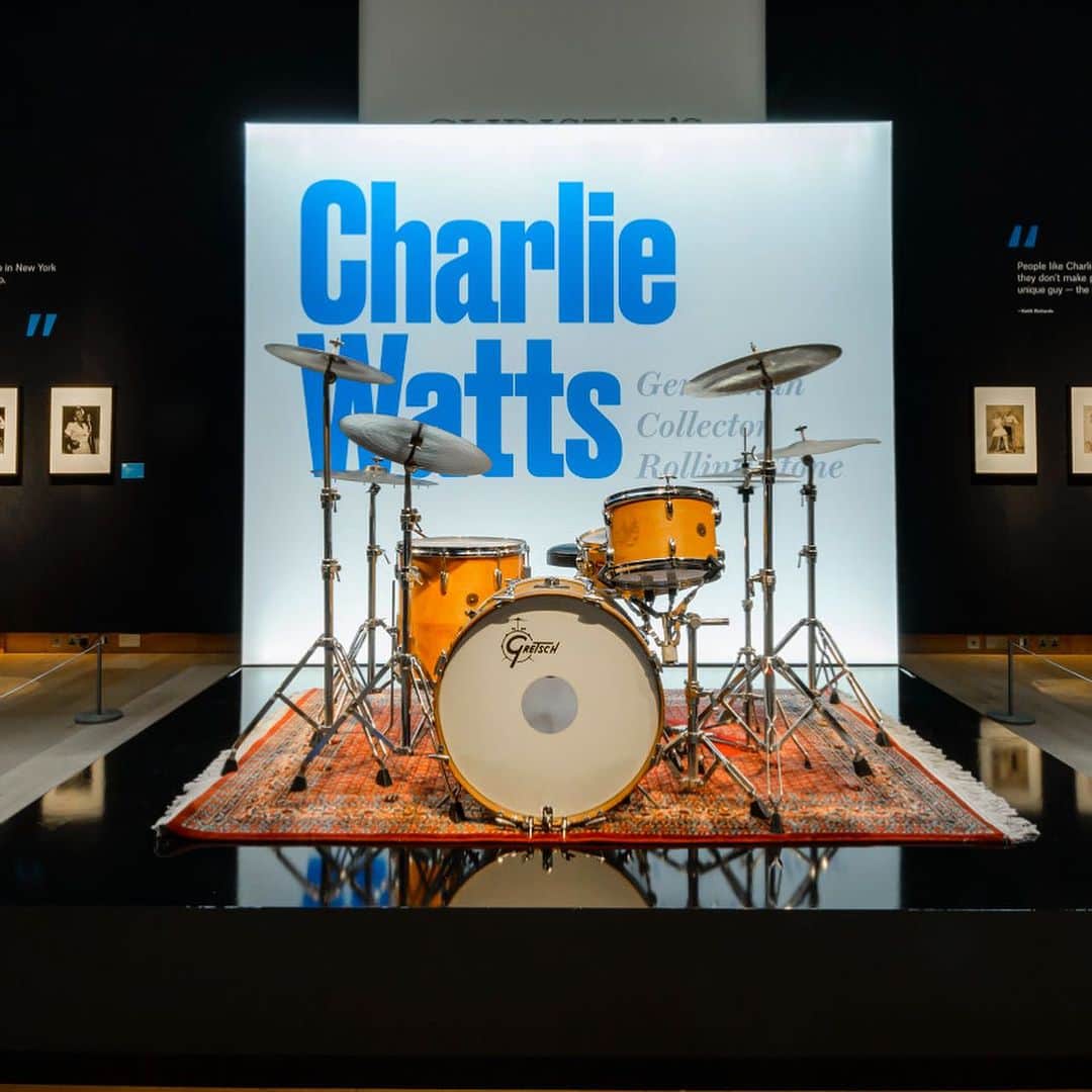 クリスティーズのインスタグラム：「Charlie Watts: Gentleman, Collector, Rolling Stone, the two-part auction comprising an extraordinary library of modern first editions together with landmarks from the world of jazz.⁣ ⁣ "Charlie was the heartbeat of the Rolling Stones for nearly sixty years, he was totally unique and devoted to jazz and literature from boyhood." Mick Jagger, Keith Richards and Ronnie Wood.⁣ ⁣ Charlie's outstanding literary collection features iconic works of detective fiction by Agatha Christie and Arthur Conan Doyle alongside a first edition signed copy of F. Scott Fitzgerald's The Great Gatsby. Other notable highlights include a George Gershwin signed printed score of the legendary opera Porgy and Bess as well as signed photographs and rare acetate recordings from the jazz and musical hall of fame.⁣ ⁣ 📍Visit the free exhibition at Christie's London until 27 September!⁣ ⁣ 🗓 Live Auction: London: 28 Sept 01:00 PM (BST). Part II Online Auction: 15-29 Sept.⁣ ⁣ #CharlieWatts #Christies #TheRollingStones @thisischarliewatts」
