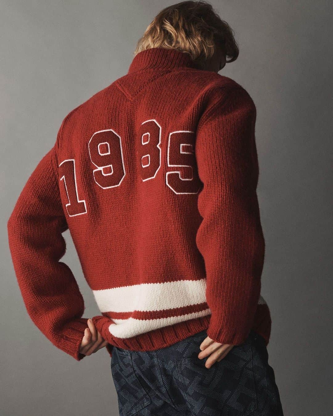 Tommy Hilfigerさんのインスタグラム写真 - (Tommy HilfigerInstagram)「Classic red, classic varsity sweater, classic Tommy. #Preppy」9月22日 23時00分 - tommyhilfiger