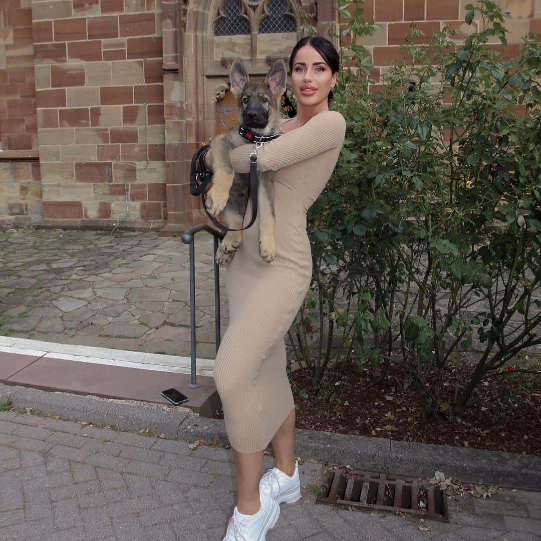 SHEINのインスタグラム：「@cocoolinaa's afternoon autumn stroll checklist 📝: Adorable fur baby🚶‍♀️🐕✅ Next-level knits 🍂✅   🔎 20394799  #SHEIN #SHEINforAll #SHEINstyle #fashion #chic」