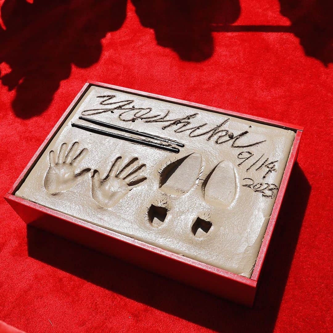 YOSHIKIのインスタグラム：「I was told that it'll take a few months to be ready on the street for you to see.Then come see my handprints and footprints at TCL Chinese Theatre in Hollywood!  みんなにご覧いただけるようになるには数か月かかるみたい。 そしたら ハリウッドのTCLチャイニーズシアターに俺の”手形と足形”見に来てね  Yoshiki  “The international superstar has been immortalized in cement at the TCL Chinese Theatre in Hollywood, making history as the first Japanese artist to receive the honor since the tradition began in 1927.” -AP NEWS- 「文字通り、石に刻まれたYOSHIKIの遺産。 国際的スーパースターはハリウッドのTCLチャイニーズ・シアターでセメントで不滅の名を刻まれ、1927年にこの伝統が始まって以来、この栄誉を受け取った初の日本人アーティストとして歴史を刻んだ。」  #yoshiki #chinesetheatre #hollywood #tclchinesetheatre #ceremony #xjapan  Now come see me live! Tokyo Garden Theater Oct 7th, 8th, 9th Royal Albert Hall, London Oct 13th Dolby Theater, Los Angeles Oct 20th Carnegie Hall, New York Oct 28th」