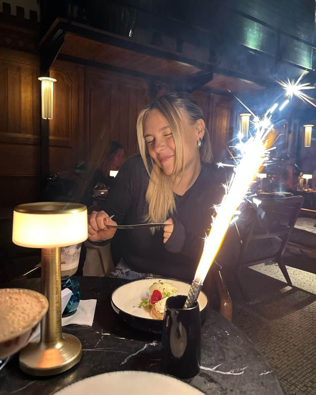 Dagi Beeのインスタグラム：「happy and healthy, blessed beyond measure ✨ #29 🍾 ich hatte einen tollen & entspannten Geburtstag 💖 danke an alle die an mich gedacht haben & für all die lieben Glückwünsche zu meinem Geburtstag - ich fühle mich geliebt! 🥹💕」