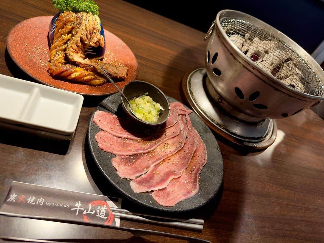 わっきーのインスタグラム：「おそらく都内No. 1のコスパを誇る焼肉食べ放題の店「牛山道 池袋本店」へ。 ・ランチ60分2000円税抜(L.O.終了20分前)※ワンドリンクか飲み放題必須 ・ゆっくり食べ放題を楽しみたい人は120分もあり ・炭火焼き ・先出し肉盛り合わせあり(完食しなくても注文OK) ・2人〜 ・肉問屋も併設 ・網交換も素早い  ちなみにアラカルトは、和牛も多数取り扱っている。 コスパ最強なので、是非！  #牛山道 #牛山道池袋本店 #焼肉 #焼肉ランチ #焼肉食べ放題 #食べ放題 #ホルモン焼肉 #コスパ最高 #炭火焼肉 #大食い #東京グルメ #池袋グルメ #池袋ランチ」