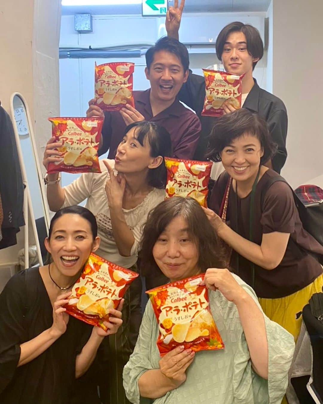 川田希のインスタグラム：「ア・ラ・ポテト大使が観に来てくれて、ア・ラ・ポテトを差し入れしてくれました🥔✨ ありがとう森下君。 みんな大喜びです‼️  名取事務所 「ホテル・イミグレーション」 24日までシアタートップスにて。」