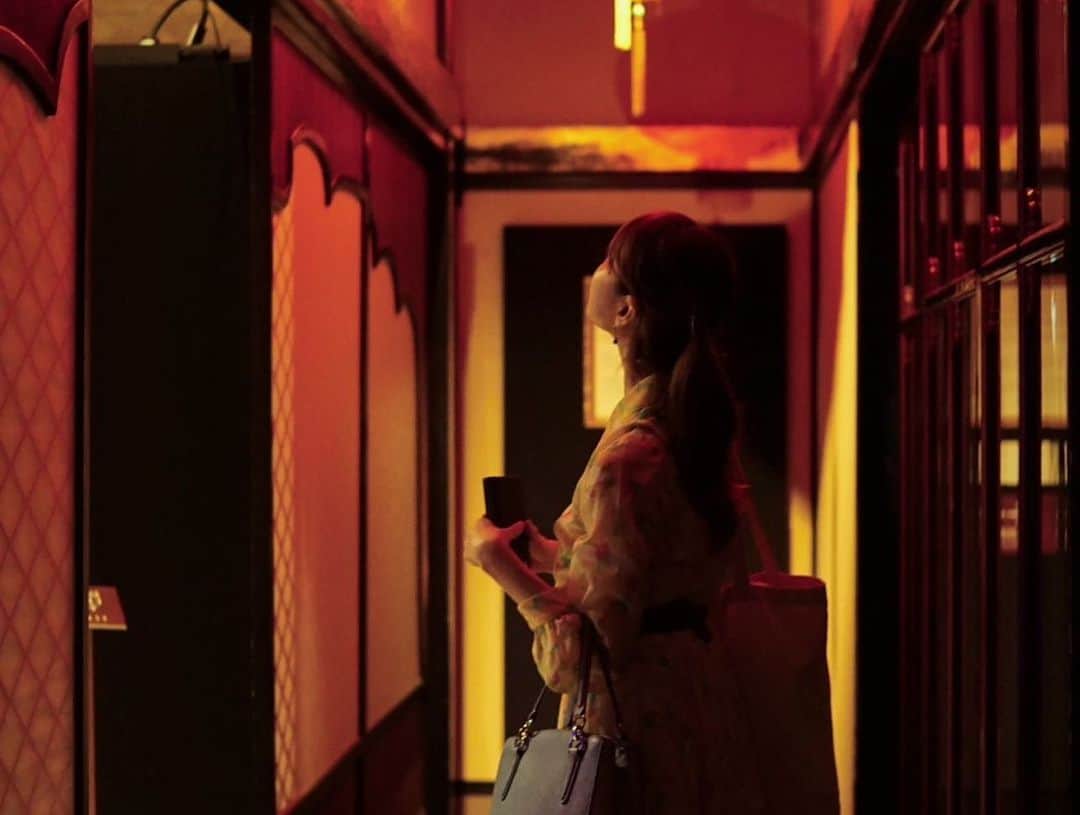 須賀由美子さんのインスタグラム写真 - (須賀由美子Instagram)「先日 #文豪×100段階段 #ノスタルジックな世界 の展示に行ってきました♪  #月夜とめがね のお部屋や #乙女の本棚 の世界観そのままにとっても素敵でした♪ #純文学 の世界はロマンがありますよね💕  さて来週29日はいよいよ #お月見コンサート 本番です！！ 今回は月を愛でながらゆったりと 音と声を楽しんでもらえたら嬉しいです😆 #月夜とめがね  ももちろん朗読しますよ💕  ファンミとはいえ、芸術の秋🌟 ピアノと声楽と一緒の豪華な音楽朗読なので、 常連さんはもちろんだけど 初参加も大歓迎♪ 女性の方にも ぜひ来てもらいたいなー♪  詳細こちら💁‍♀️ ⬇️ ⬇️ ⬇️ 『中秋の名月お月見コンサート』 ■2023年9月29日(金) ■会場：Cafe ink Blue ■開場 18:30開演 19:00終演20:30予定 ■料金3500円(ドリンク&可愛いワッフル付き💕) ⬇️ cafe-inkblue.com/contact 電話028-688-8501 ■出演者■ 須賀由美子(朗読) 本郷詩織 (歌・朗読) 谷津雅子(ピアノ)」9月22日 23時02分 - tottiyumi