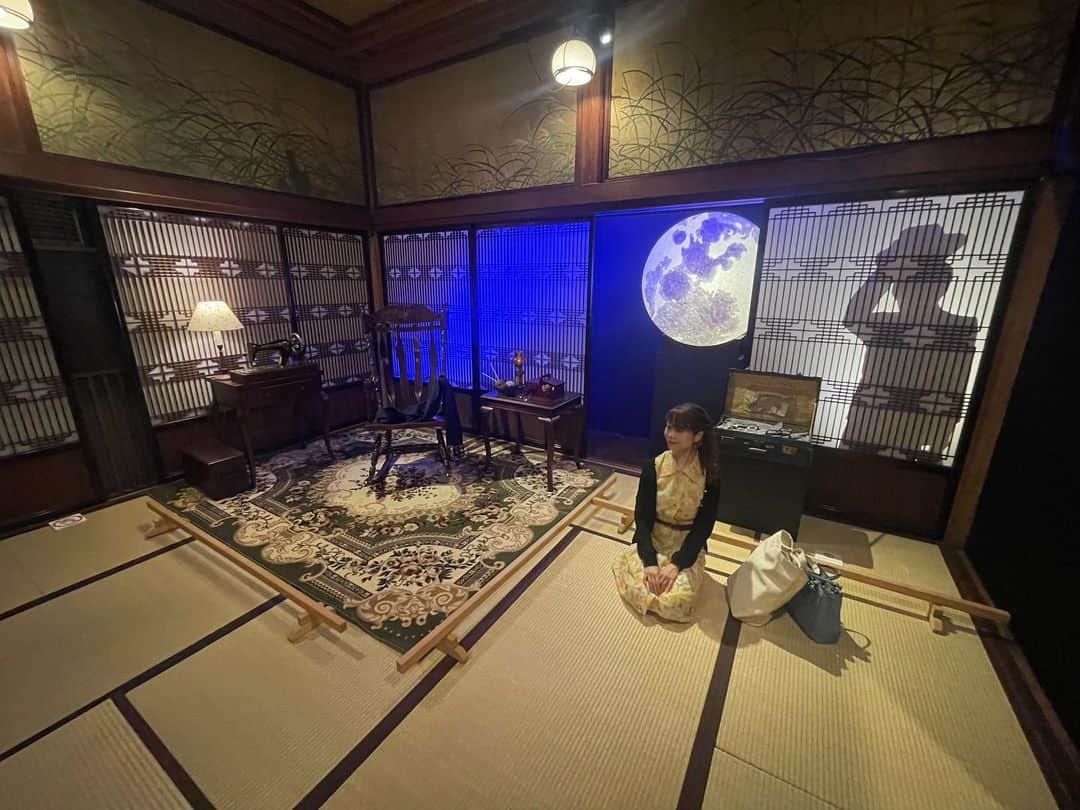 須賀由美子さんのインスタグラム写真 - (須賀由美子Instagram)「先日 #文豪×100段階段 #ノスタルジックな世界 の展示に行ってきました♪  #月夜とめがね のお部屋や #乙女の本棚 の世界観そのままにとっても素敵でした♪ #純文学 の世界はロマンがありますよね💕  さて来週29日はいよいよ #お月見コンサート 本番です！！ 今回は月を愛でながらゆったりと 音と声を楽しんでもらえたら嬉しいです😆 #月夜とめがね  ももちろん朗読しますよ💕  ファンミとはいえ、芸術の秋🌟 ピアノと声楽と一緒の豪華な音楽朗読なので、 常連さんはもちろんだけど 初参加も大歓迎♪ 女性の方にも ぜひ来てもらいたいなー♪  詳細こちら💁‍♀️ ⬇️ ⬇️ ⬇️ 『中秋の名月お月見コンサート』 ■2023年9月29日(金) ■会場：Cafe ink Blue ■開場 18:30開演 19:00終演20:30予定 ■料金3500円(ドリンク&可愛いワッフル付き💕) ⬇️ cafe-inkblue.com/contact 電話028-688-8501 ■出演者■ 須賀由美子(朗読) 本郷詩織 (歌・朗読) 谷津雅子(ピアノ)」9月22日 23時02分 - tottiyumi